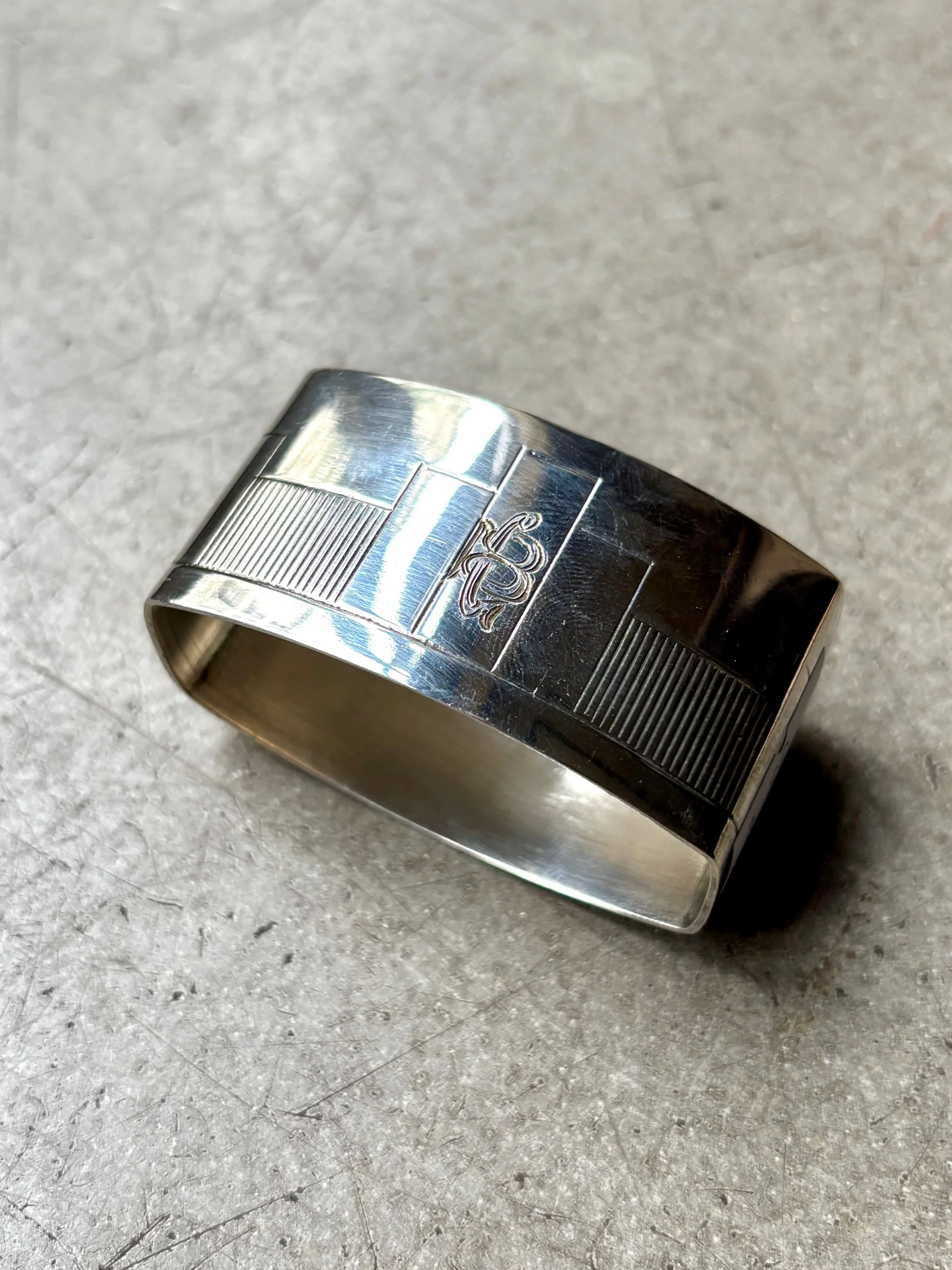 rond-serviette-metal-argente-monogramme-bg-vaisselle-vintage-axs-design-paris-france