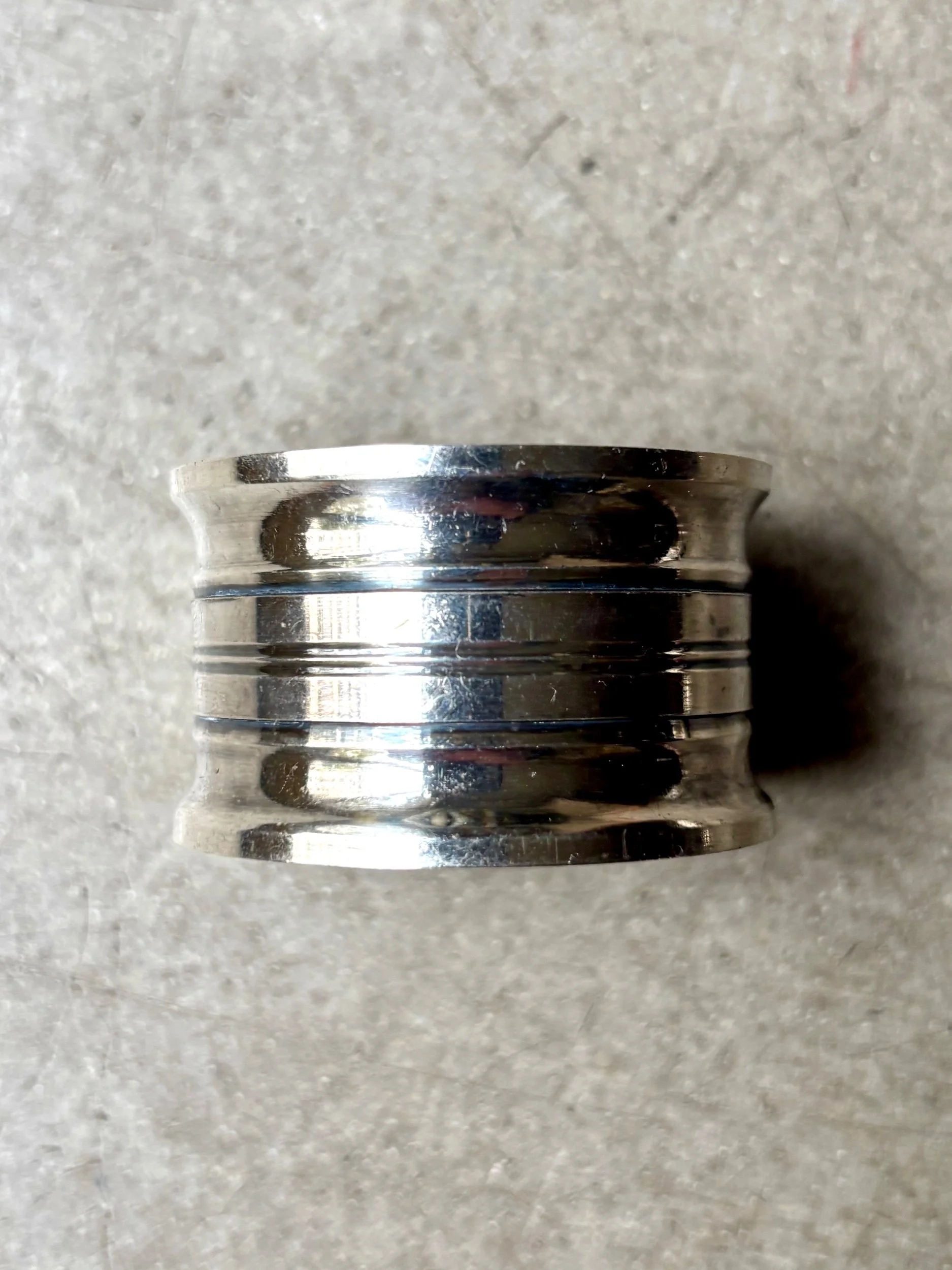 rond-serviette-metal-argente-vaisselle-vintage-axs-design-paris-france