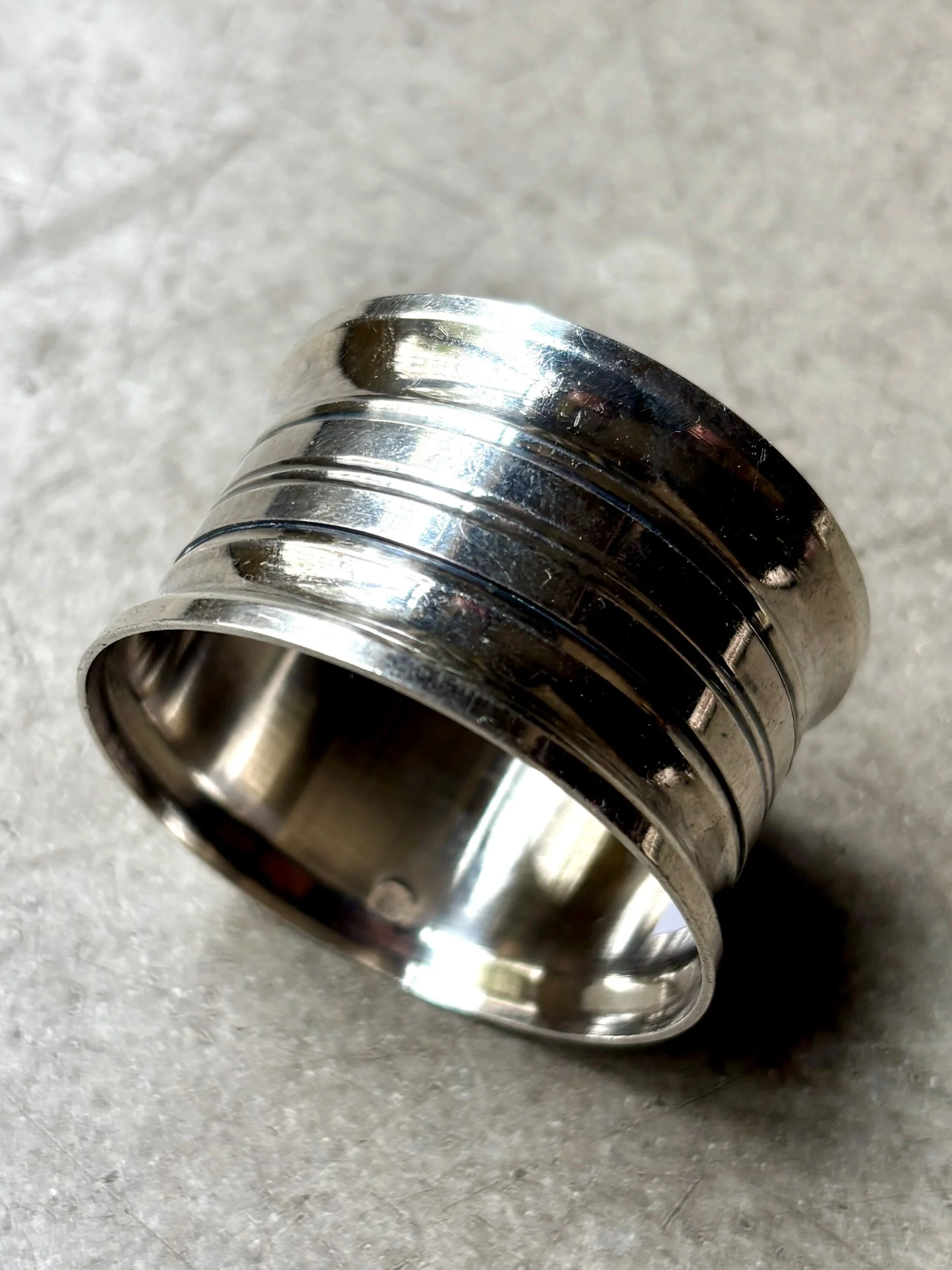 rond-serviette-metal-argente-vaisselle-vintage-axs-design-paris-france