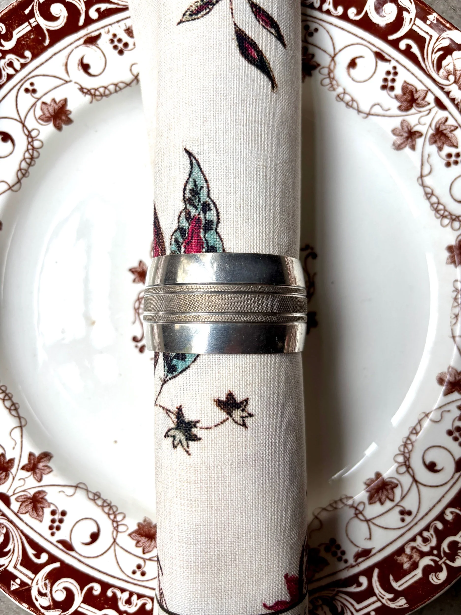 Rond de serviette en métal argenté, motif croisillons