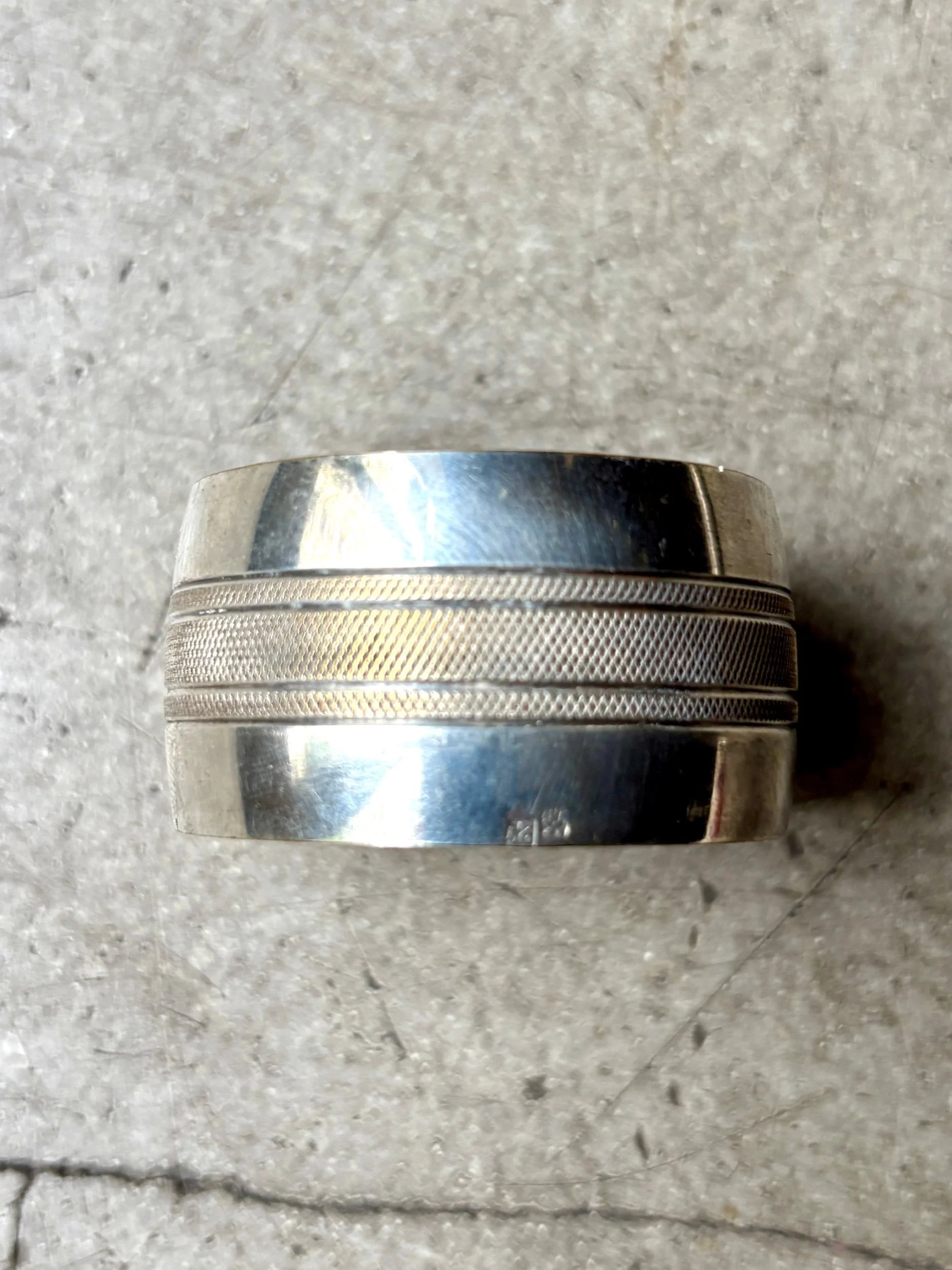 rond-serviette-metal-argente-croisillons-vaisselle-vintage-axs-design-paris-france