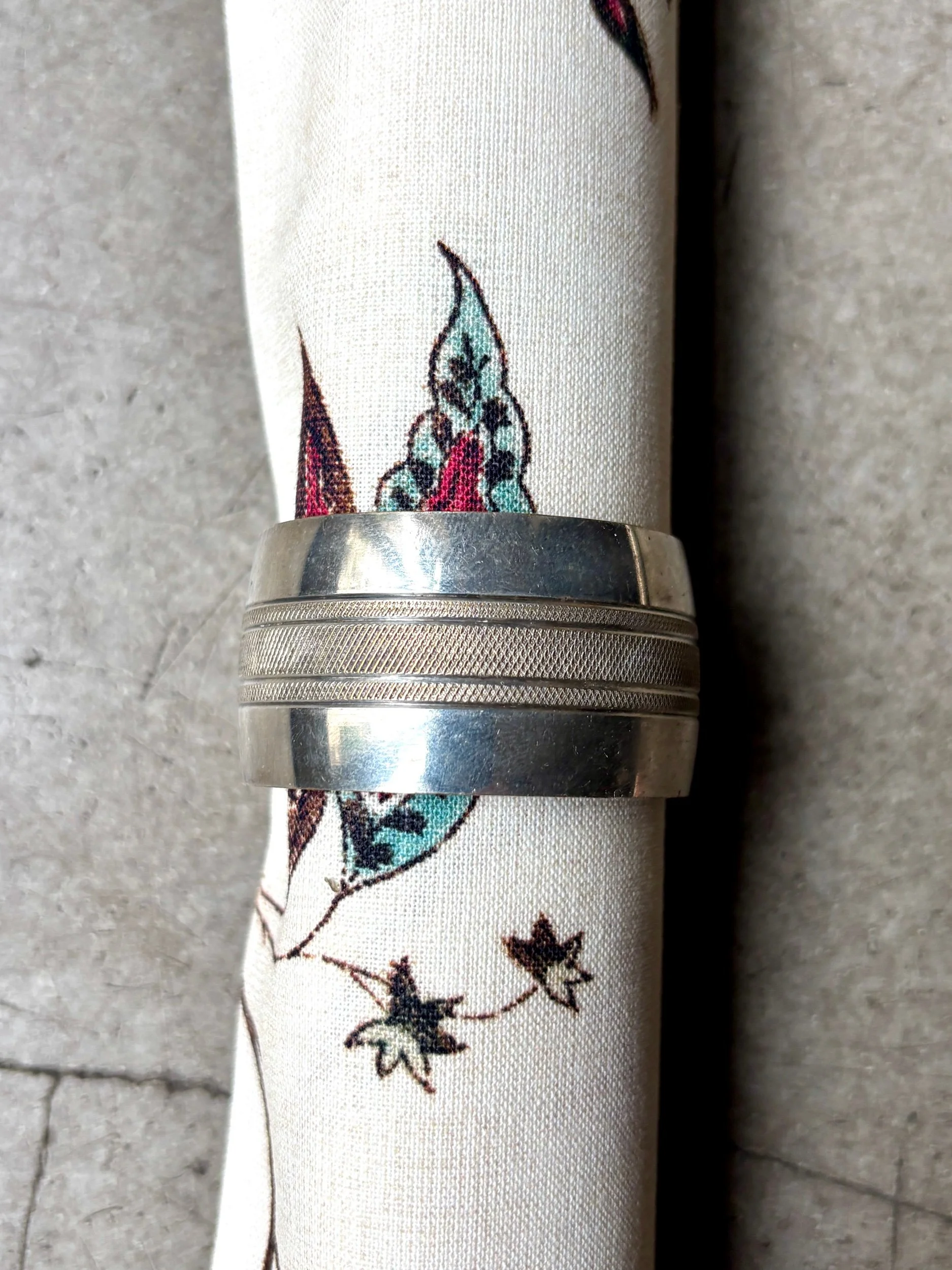 rond-serviette-metal-argente-croisillons-vaisselle-vintage-axs-design-paris-france