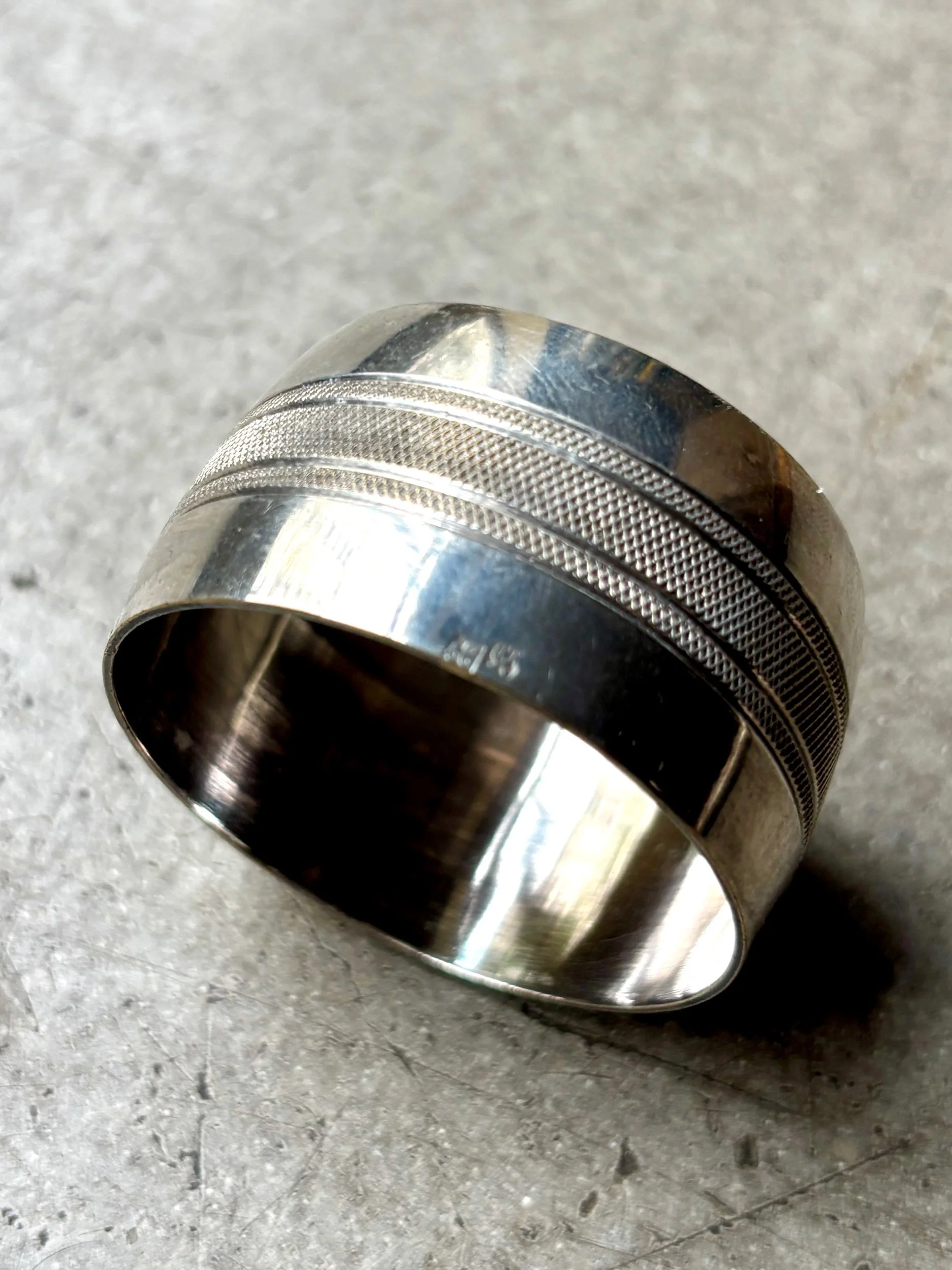 rond-serviette-metal-argente-croisillons-vaisselle-vintage-axs-design-paris-france