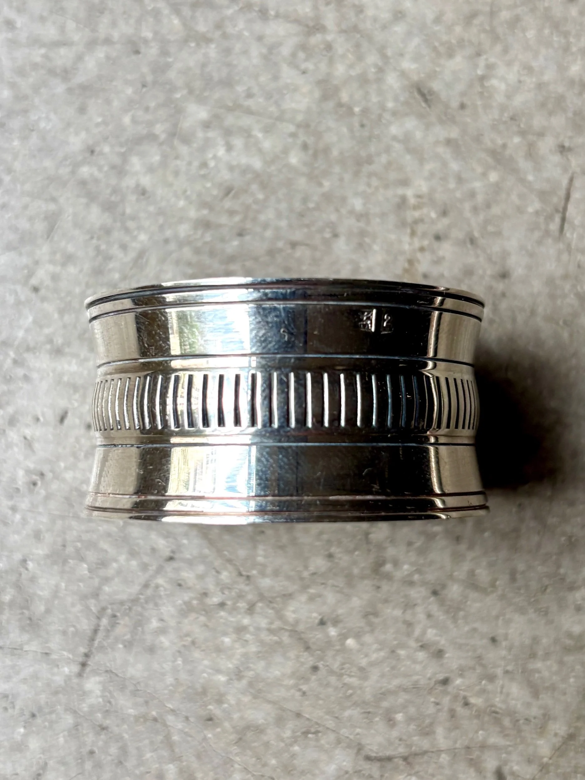 rond-serviette-metal-argente-strie-vaisselle-vintage-axs-design-paris-france