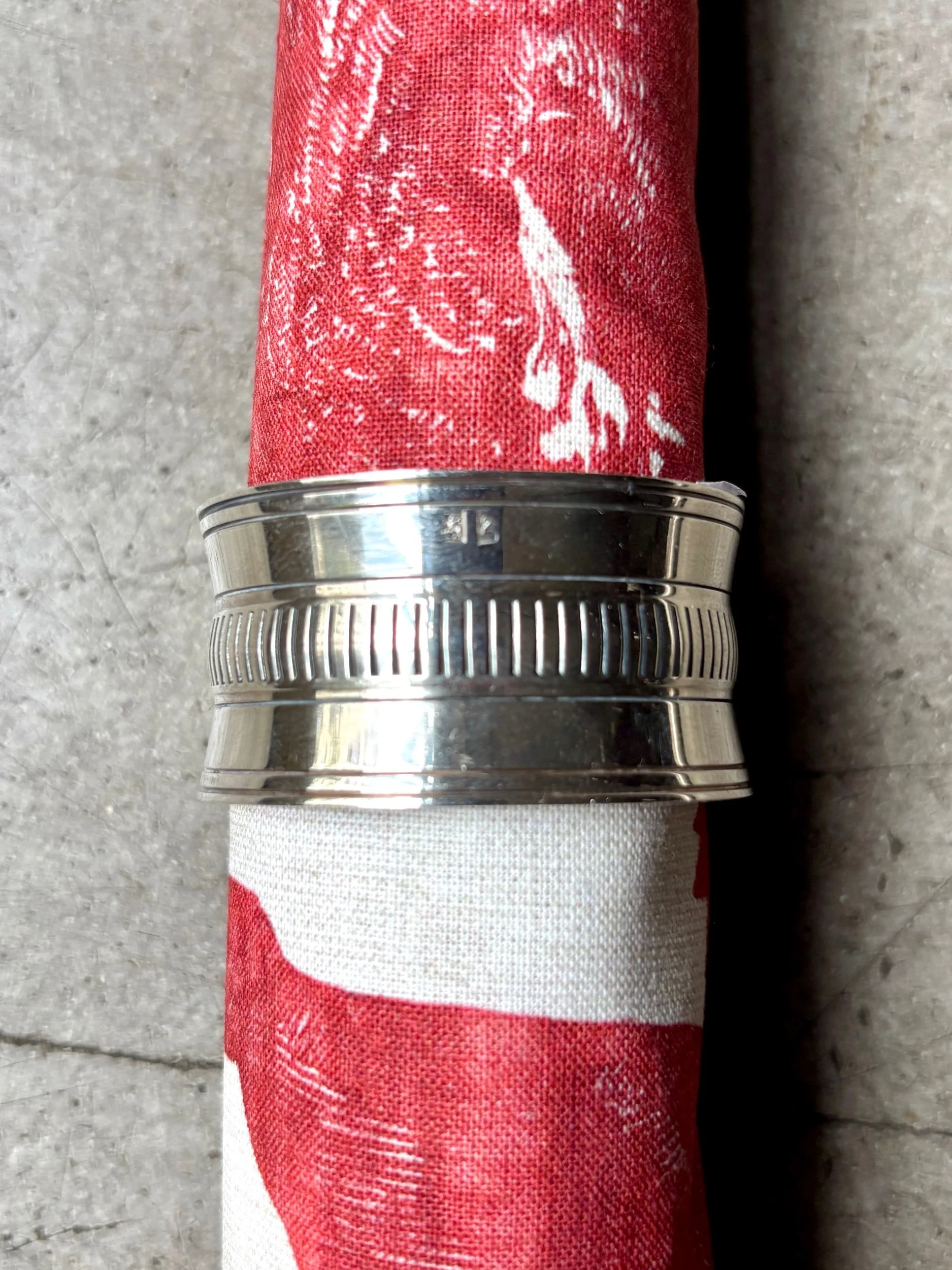 rond-serviette-metal-argente-strie-vaisselle-vintage-axs-design-paris-france