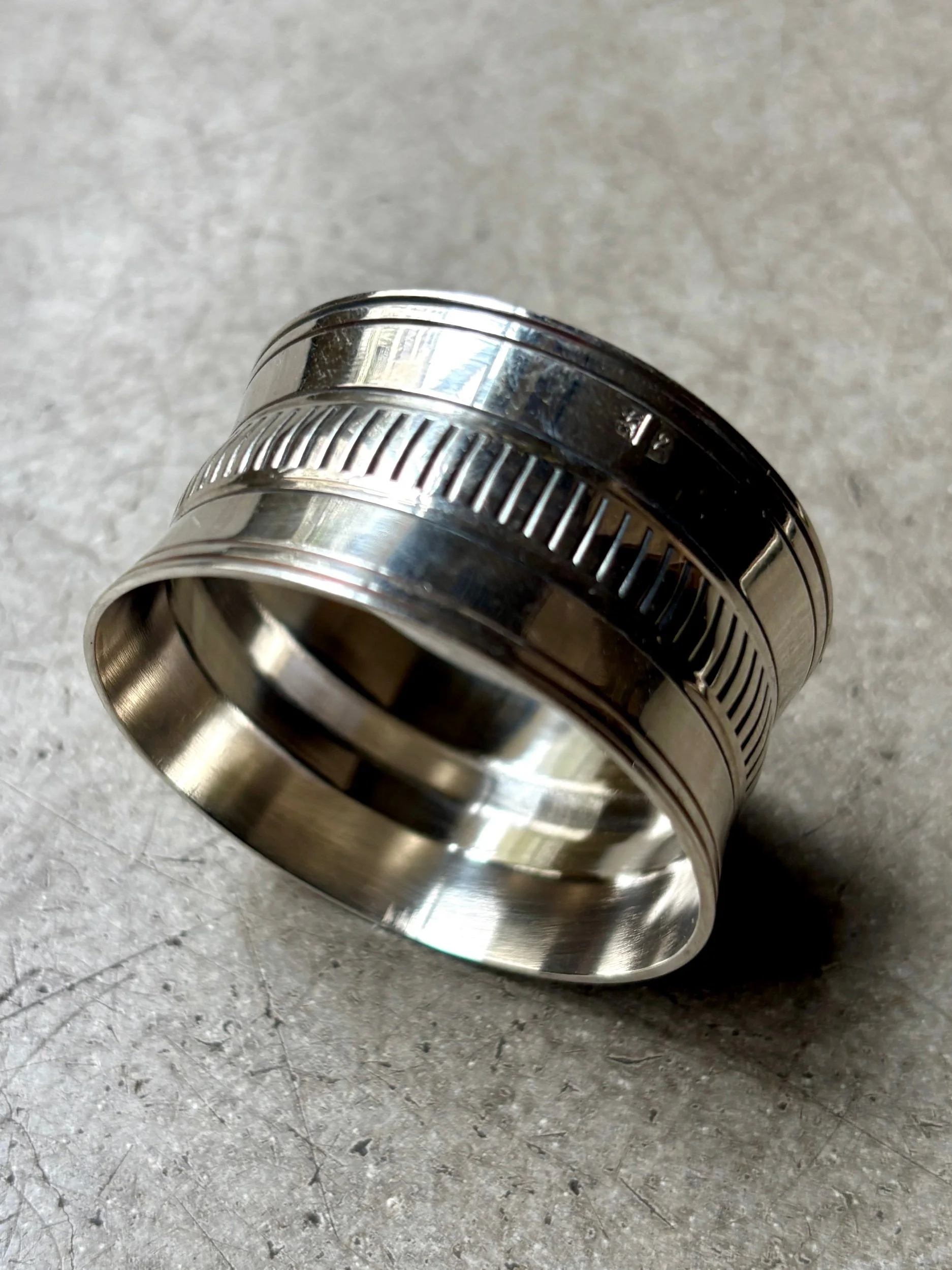 rond-serviette-metal-argente-strie-vaisselle-vintage-axs-design-paris-france