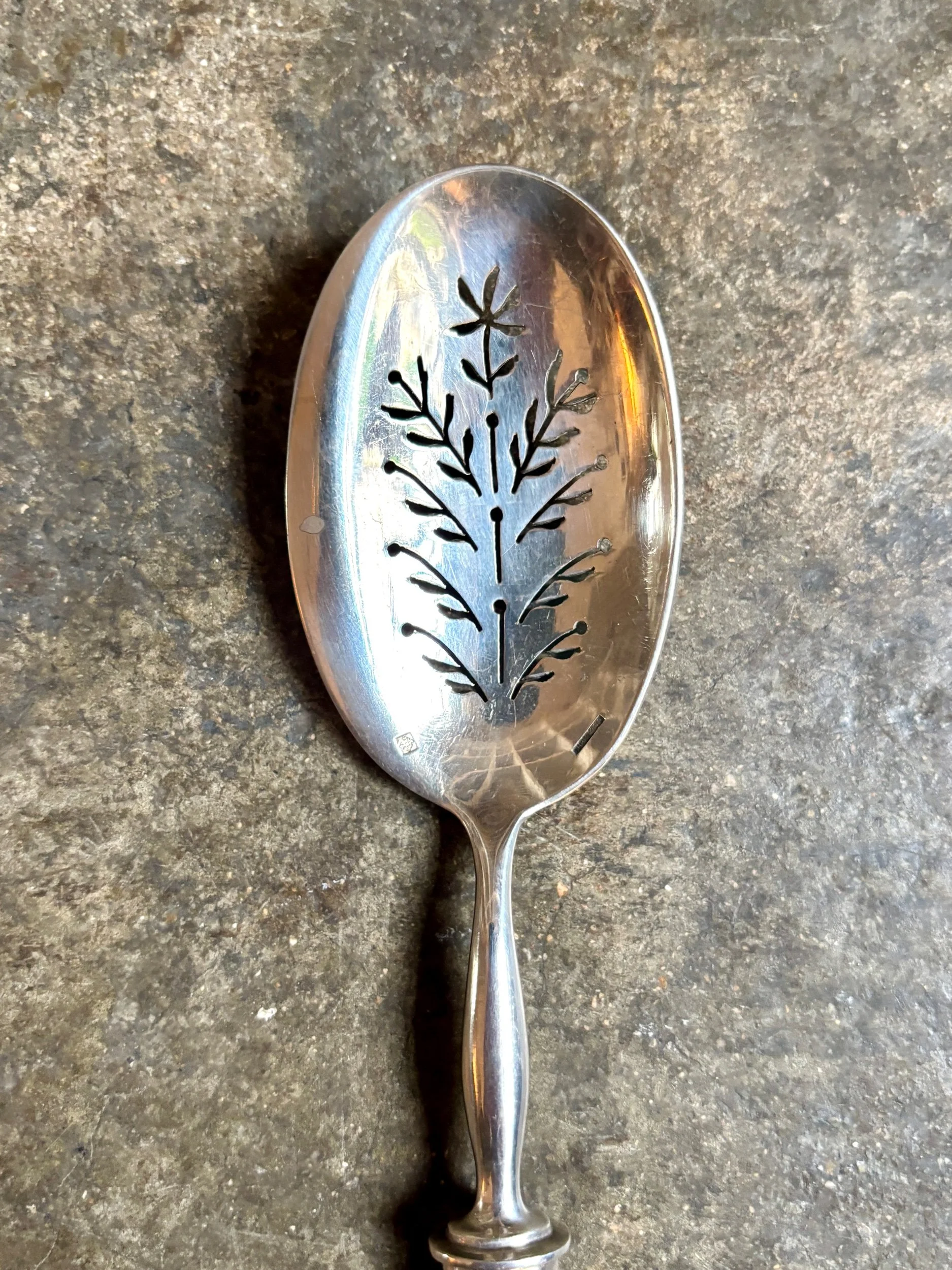 saupoudreuse-couvert-service-christofle-metal-argente-monogramme-vaisselle-vintage-axs-design-paris-france