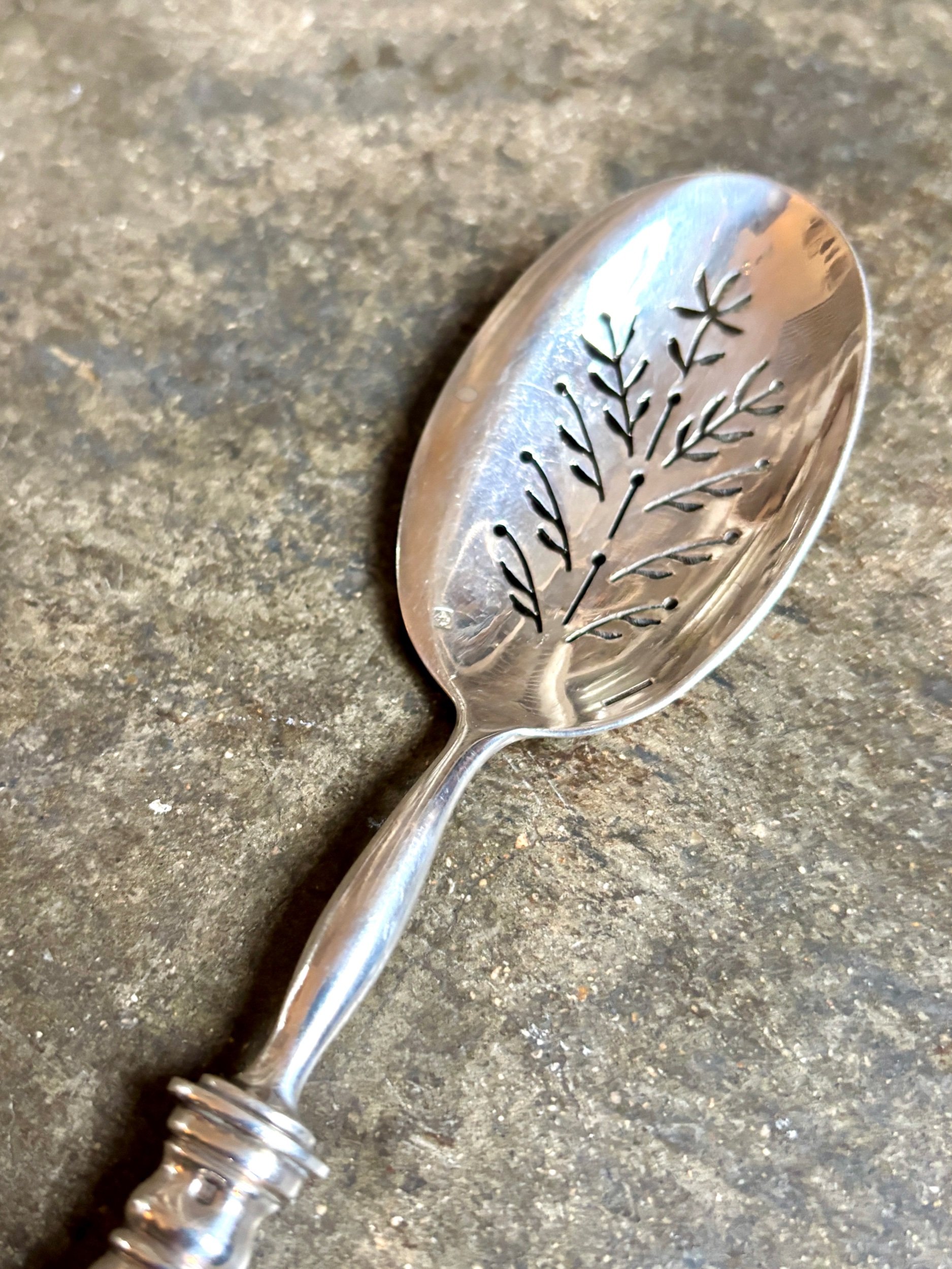 saupoudreuse-couvert-service-christofle-metal-argente-monogramme-vaisselle-vintage-axs-design-paris-france