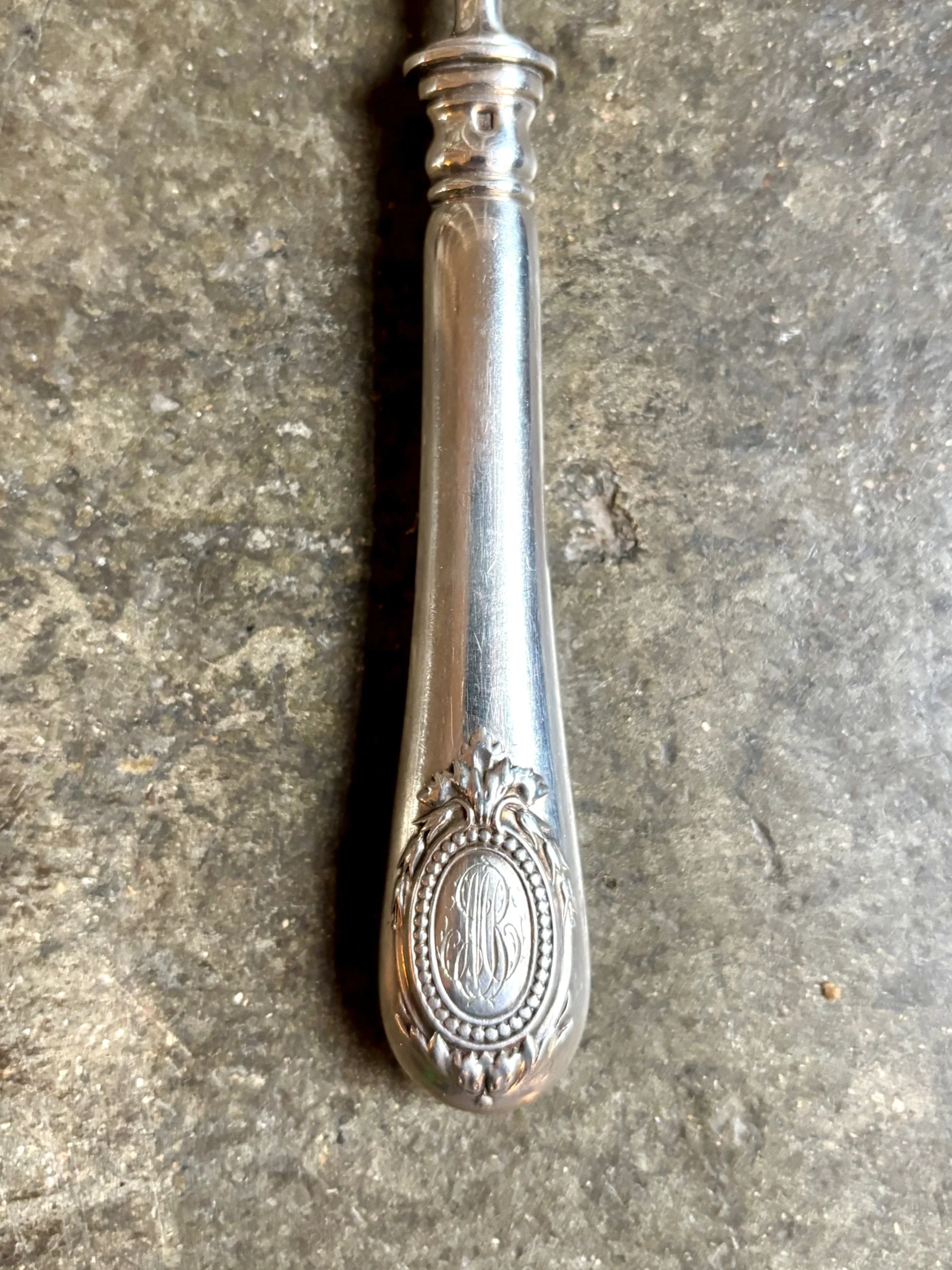 saupoudreuse-couvert-service-christofle-metal-argente-monogramme-vaisselle-vintage-axs-design-paris-france