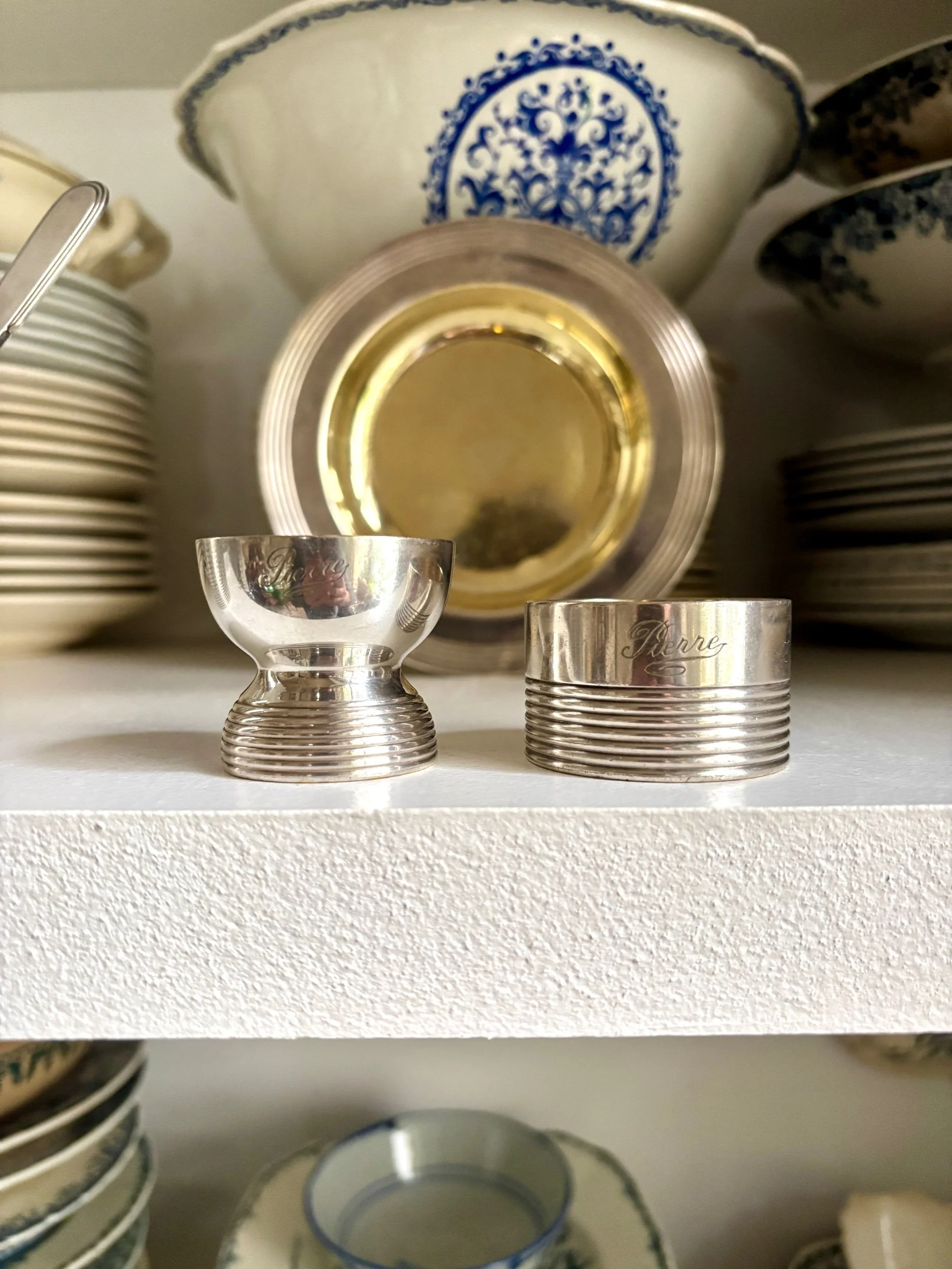 cadeau-bapteme-naissance-cuillere-timbale-assiette-rond-serviette-coquetier-monogramme-christofle-metal-argente-vermeil-vaisselle-vintage-axs-design-paris-france