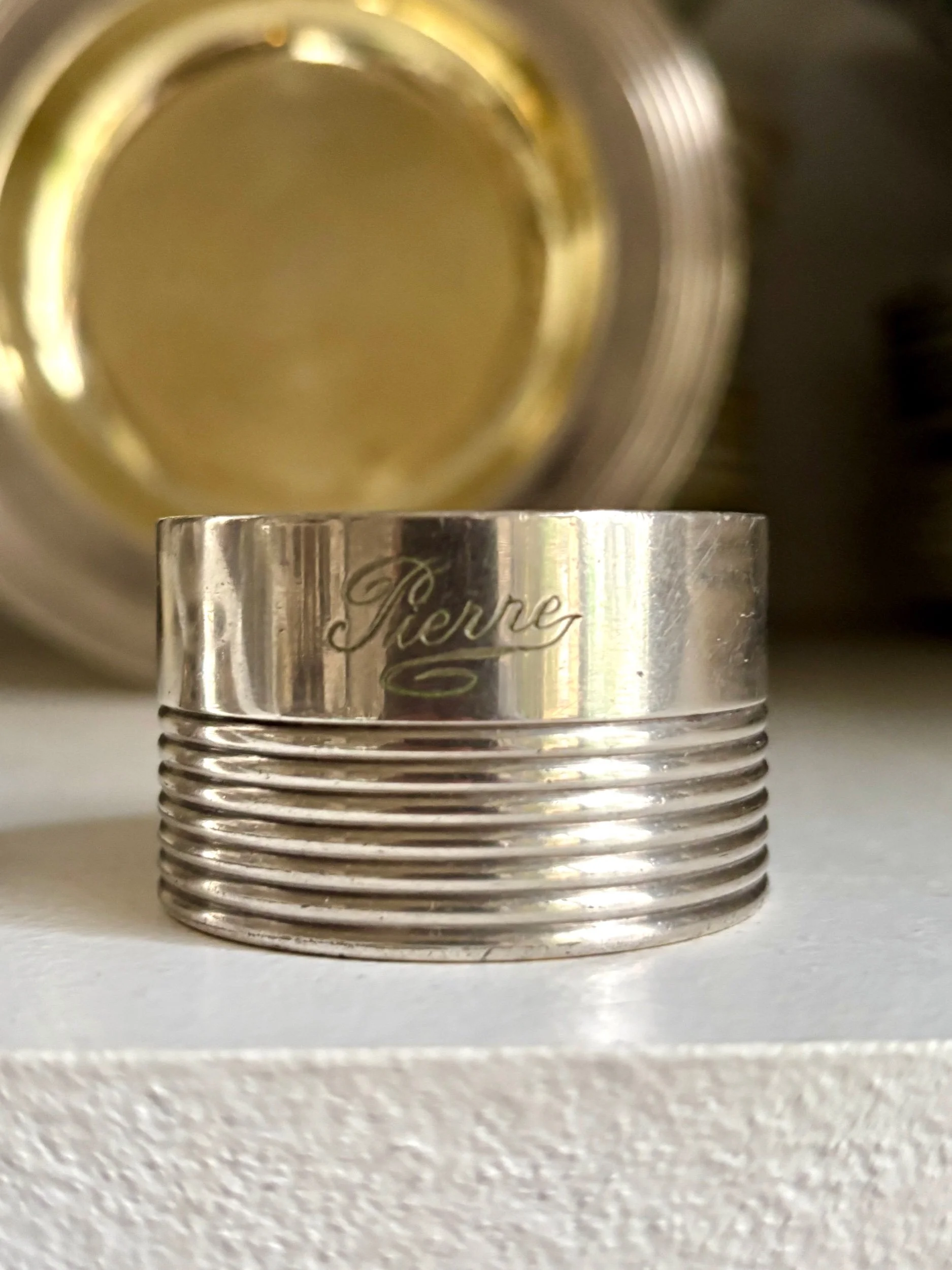 cadeau-bapteme-naissance-cuillere-timbale-assiette-rond-serviette-coquetier-monogramme-christofle-metal-argente-vermeil-vaisselle-vintage-axs-design-paris-france