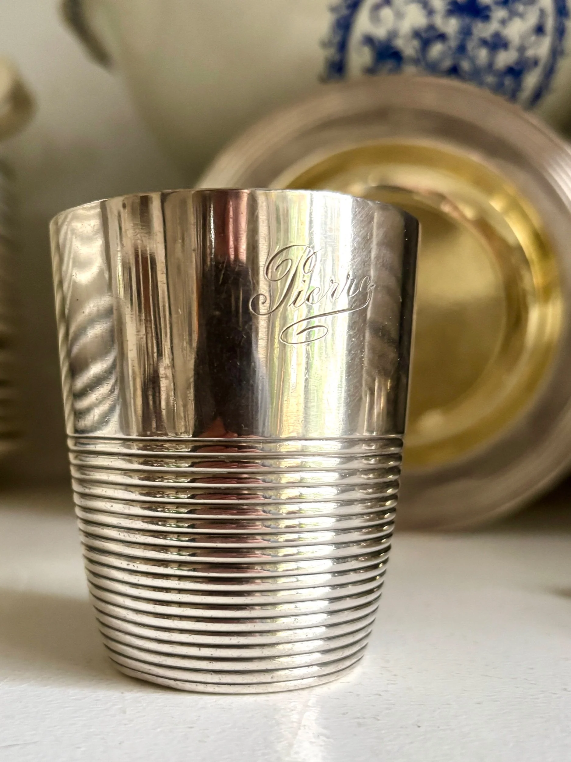 cadeau-bapteme-naissance-cuillere-timbale-assiette-rond-serviette-coquetier-monogramme-christofle-metal-argente-vermeil-vaisselle-vintage-axs-design-paris-france