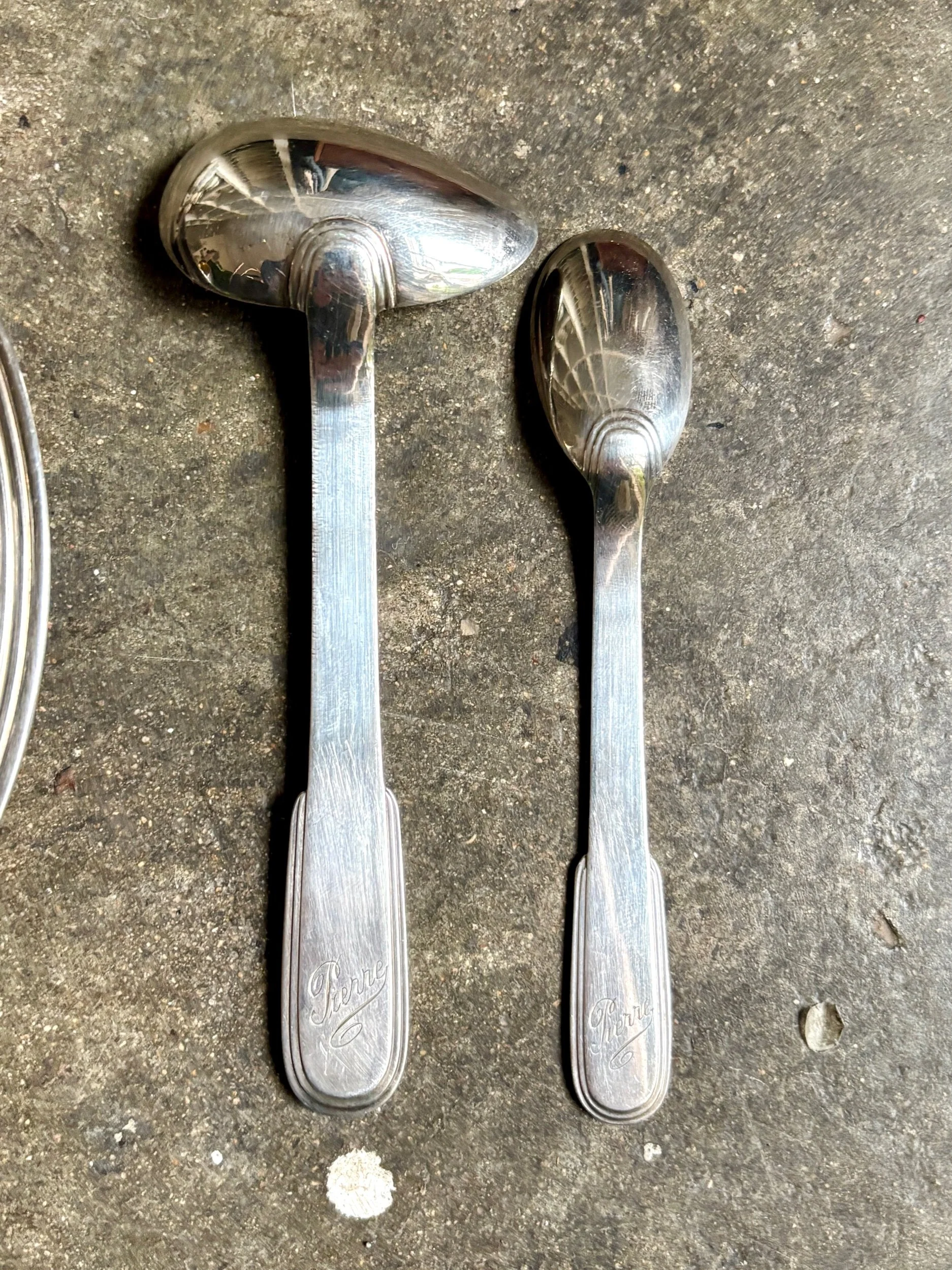 cadeau-bapteme-naissance-cuillere-timbale-assiette-rond-serviette-coquetier-monogramme-christofle-metal-argente-vermeil-vaisselle-vintage-axs-design-paris-france