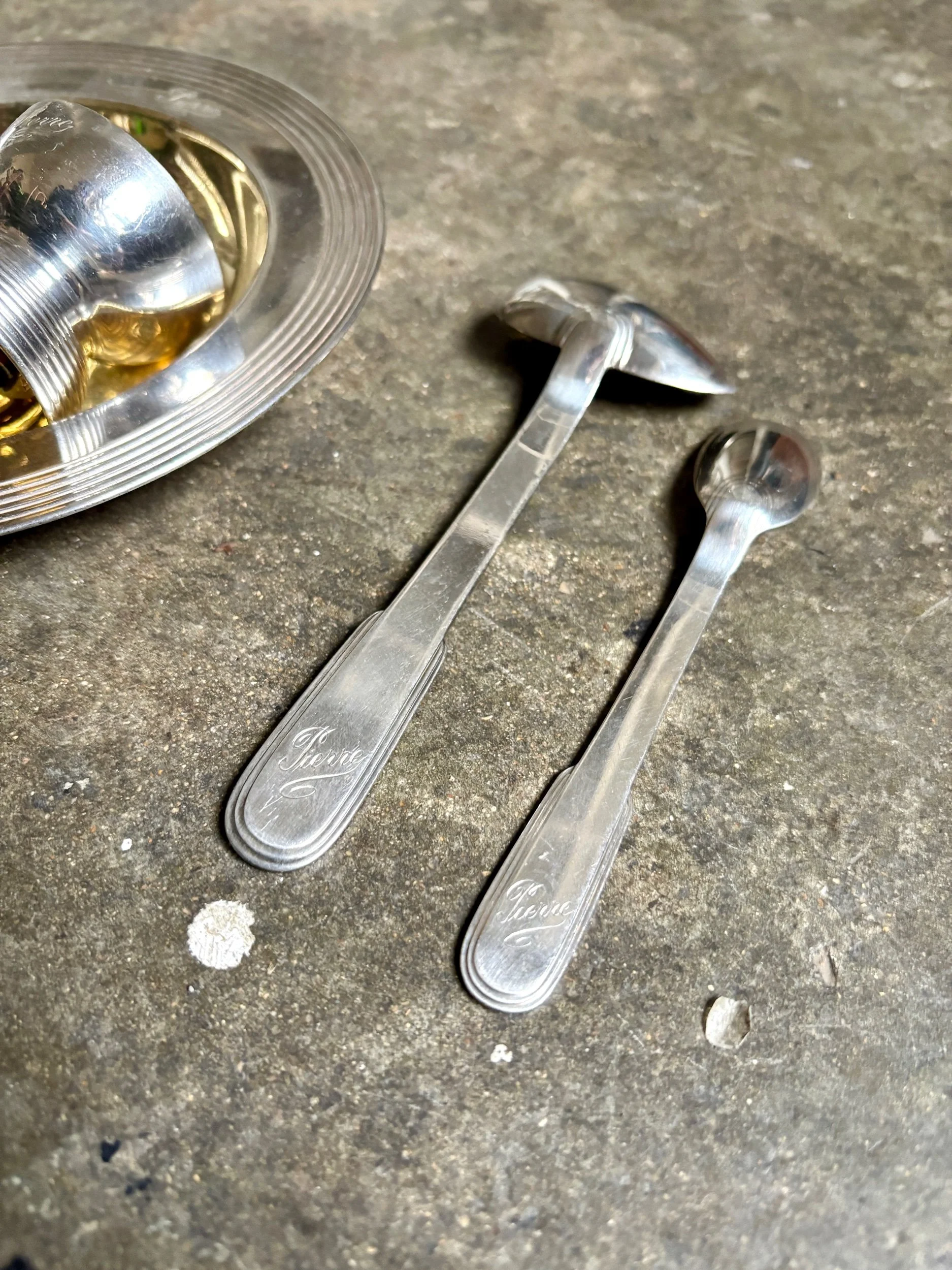 cadeau-bapteme-naissance-cuillere-timbale-assiette-rond-serviette-coquetier-monogramme-christofle-metal-argente-vermeil-vaisselle-vintage-axs-design-paris-france