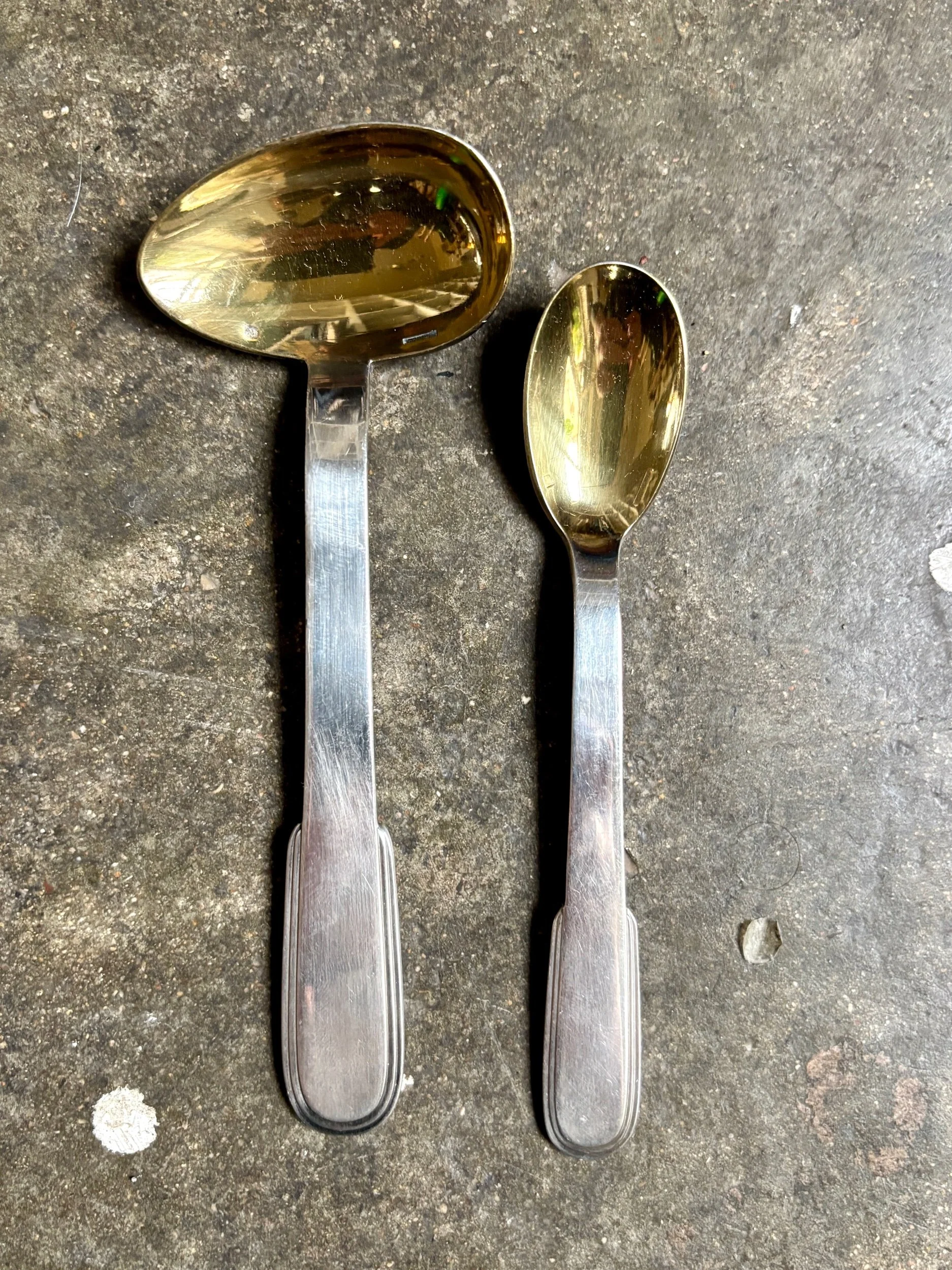 cadeau-bapteme-naissance-cuillere-timbale-assiette-rond-serviette-coquetier-monogramme-christofle-metal-argente-vermeil-vaisselle-vintage-axs-design-paris-france