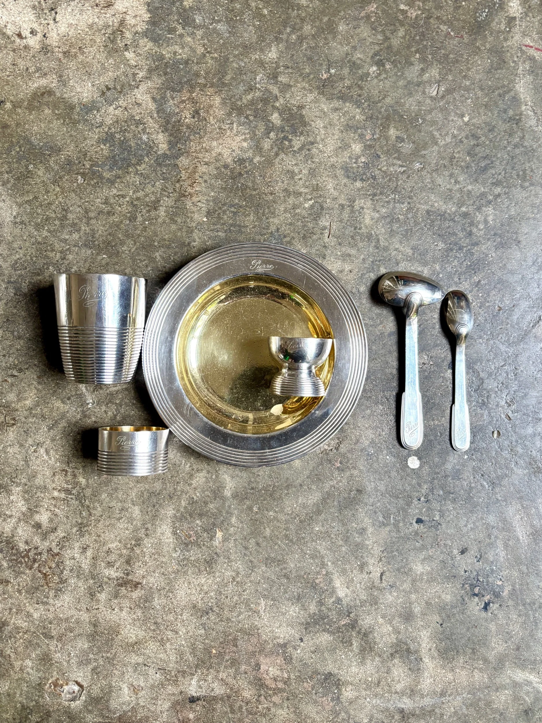 cadeau-bapteme-naissance-cuillere-timbale-assiette-rond-serviette-coquetier-monogramme-christofle-metal-argente-vermeil-vaisselle-vintage-axs-design-paris-france