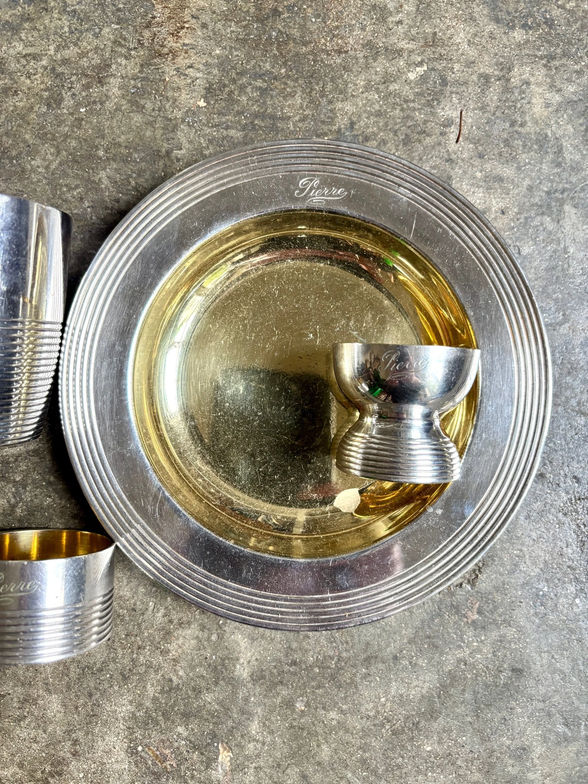 cadeau-bapteme-naissance-cuillere-timbale-assiette-rond-serviette-coquetier-monogramme-christofle-metal-argente-vermeil-vaisselle-vintage-axs-design-paris-france