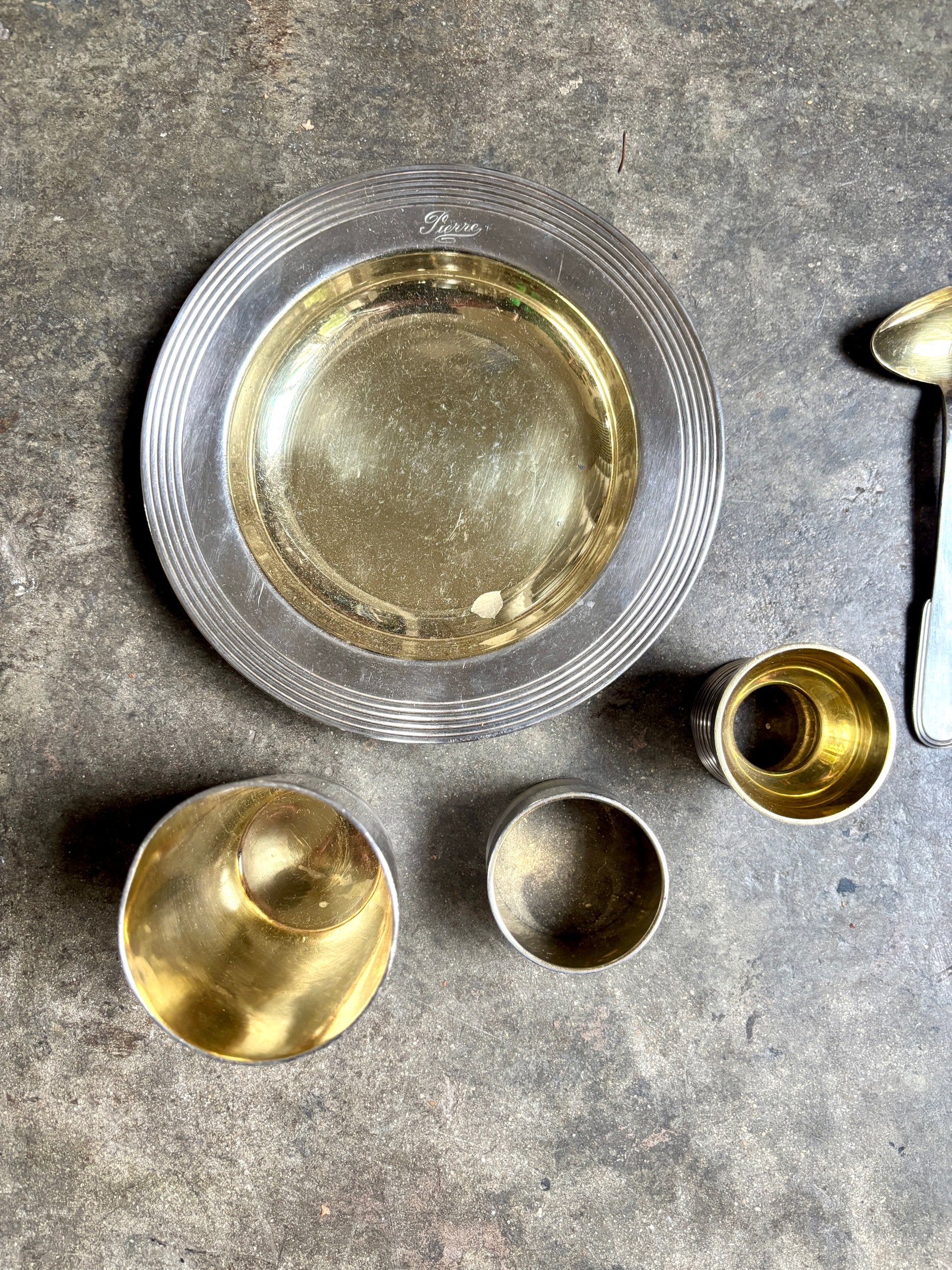 cadeau-bapteme-naissance-cuillere-timbale-assiette-rond-serviette-coquetier-monogramme-christofle-metal-argente-vermeil-vaisselle-vintage-axs-design-paris-france