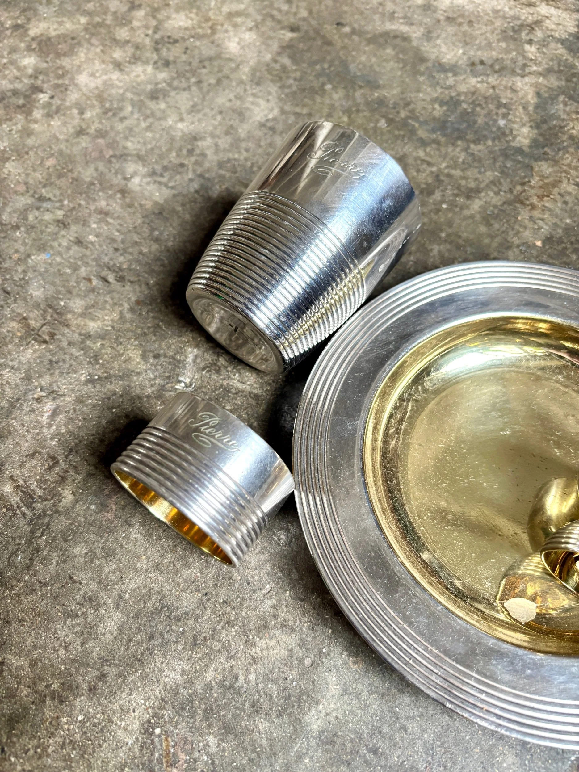 cadeau-bapteme-naissance-cuillere-timbale-assiette-rond-serviette-coquetier-monogramme-christofle-metal-argente-vermeil-vaisselle-vintage-axs-design-paris-france