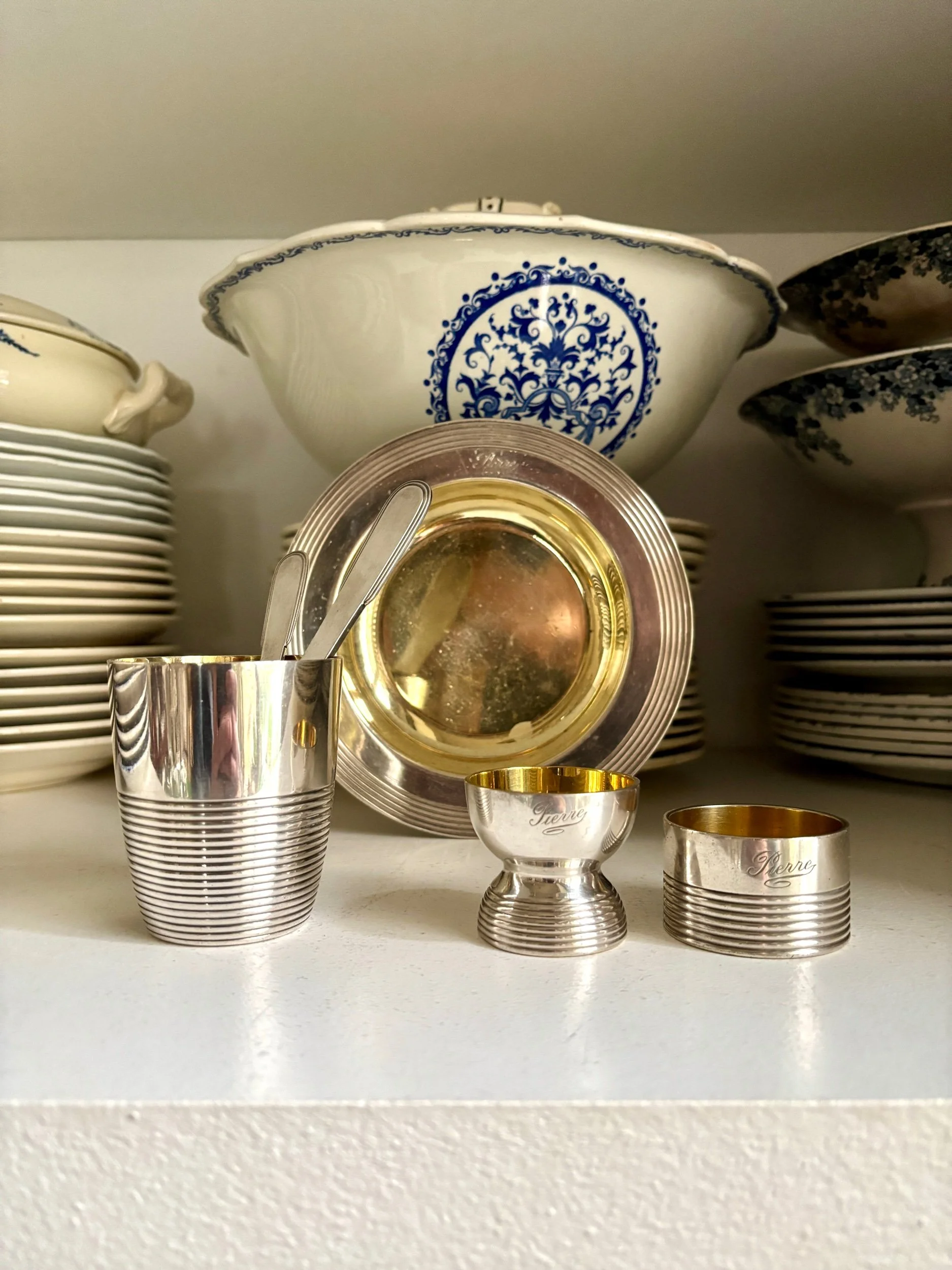 cadeau-bapteme-naissance-cuillere-timbale-assiette-rond-serviette-coquetier-monogramme-christofle-metal-argente-vermeil-vaisselle-vintage-axs-design-paris-france