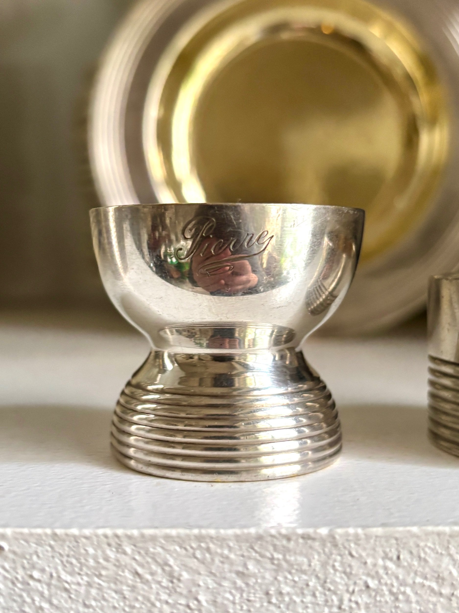 cadeau-bapteme-naissance-cuillere-timbale-assiette-rond-serviette-coquetier-monogramme-christofle-metal-argente-vermeil-vaisselle-vintage-axs-design-paris-france