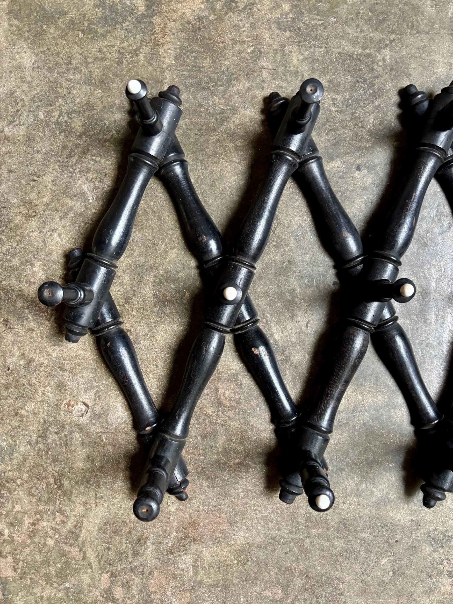 portemanteau-mural-articule-napoleon-iii-bois-noir-faience-ecru-meuble-rangement-vintage-axs-design-paris-france