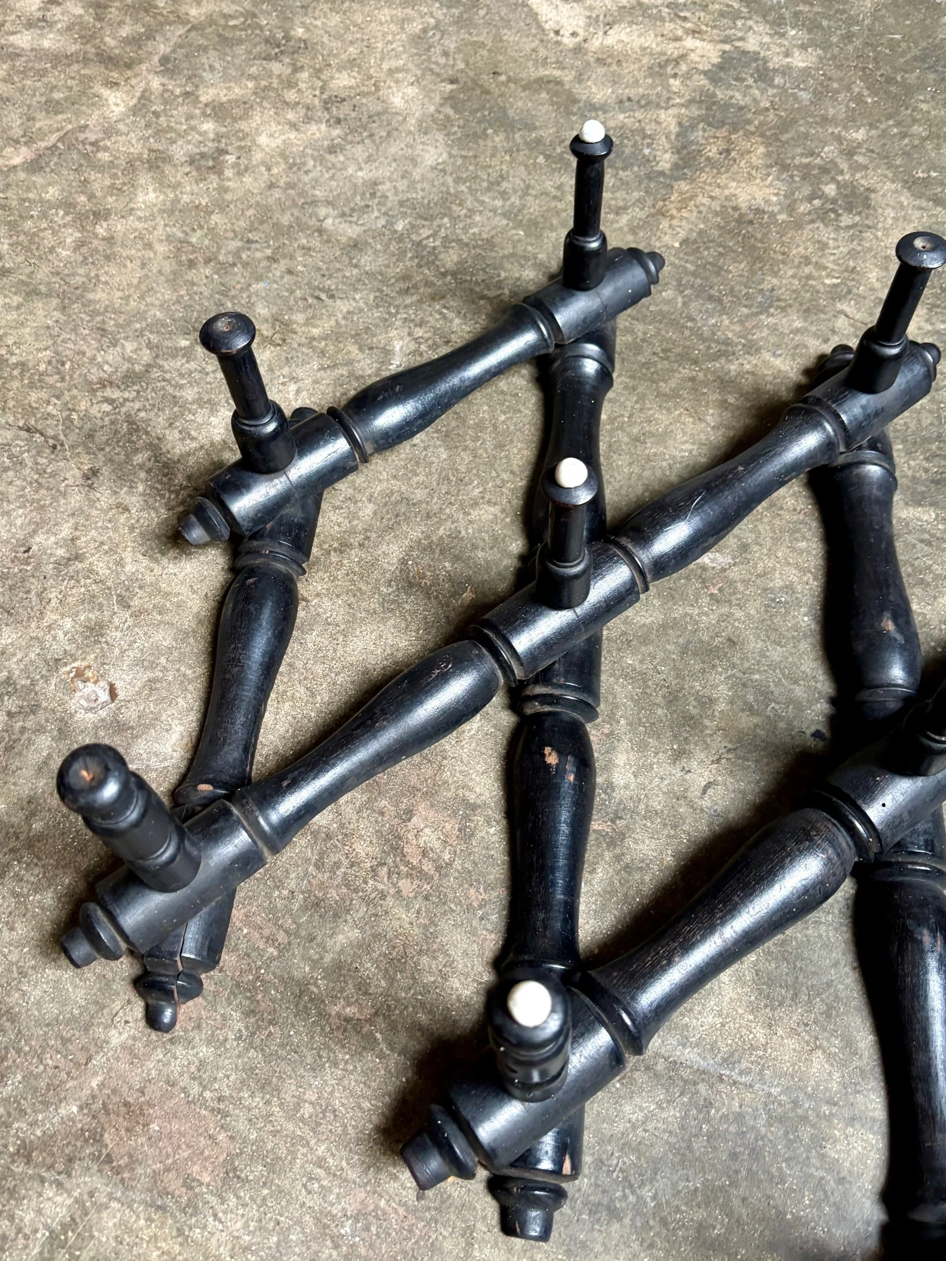 portemanteau-mural-articule-napoleon-iii-bois-noir-faience-ecru-meuble-rangement-vintage-axs-design-paris-france