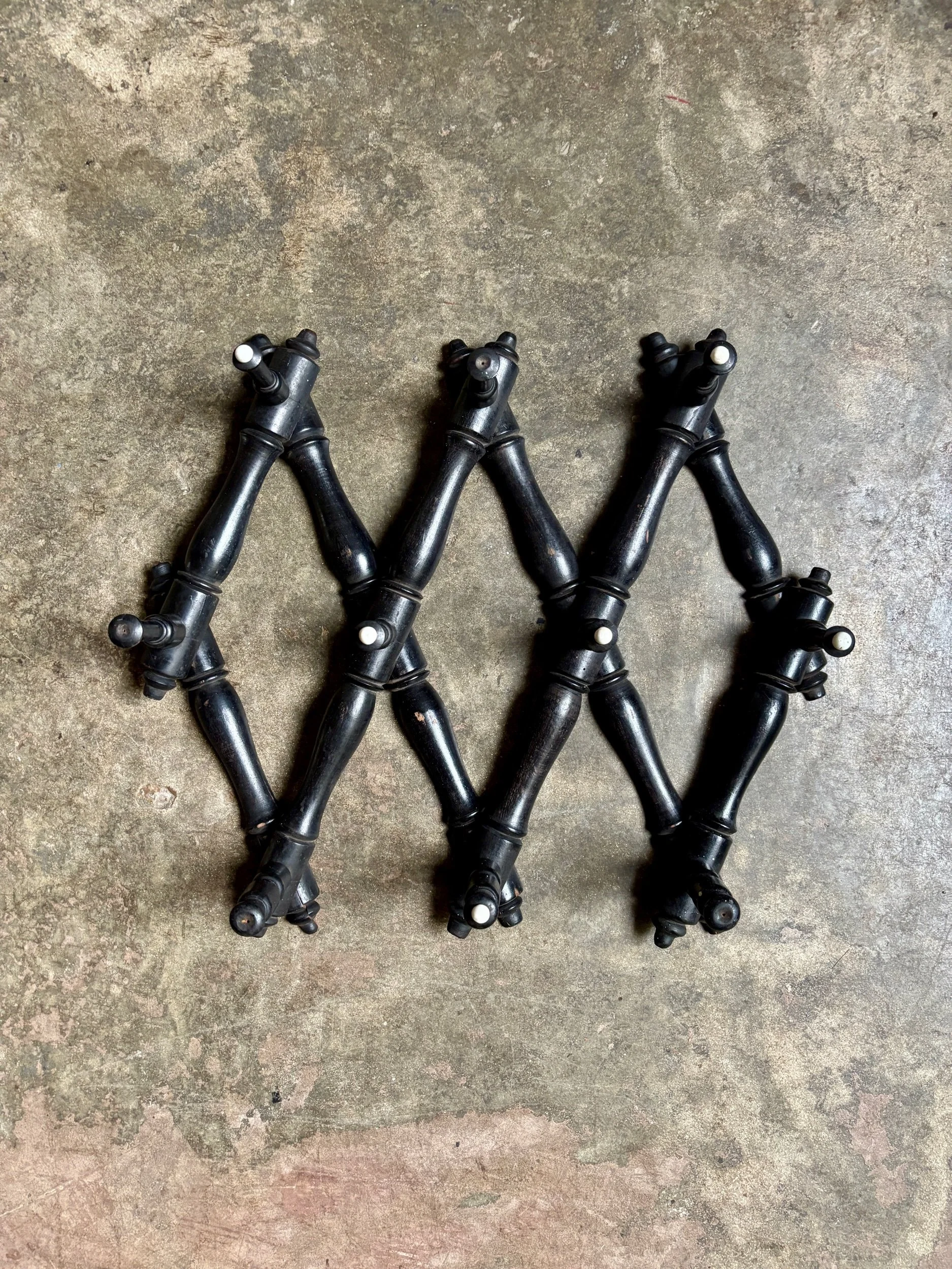 portemanteau-mural-articule-napoleon-iii-bois-noir-faience-ecru-meuble-rangement-vintage-axs-design-paris-france