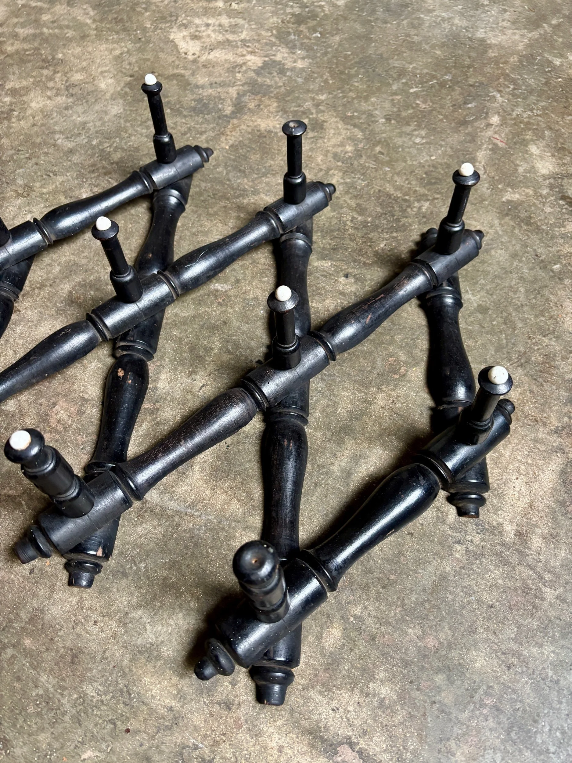 portemanteau-mural-articule-napoleon-iii-bois-noir-faience-ecru-meuble-rangement-vintage-axs-design-paris-france