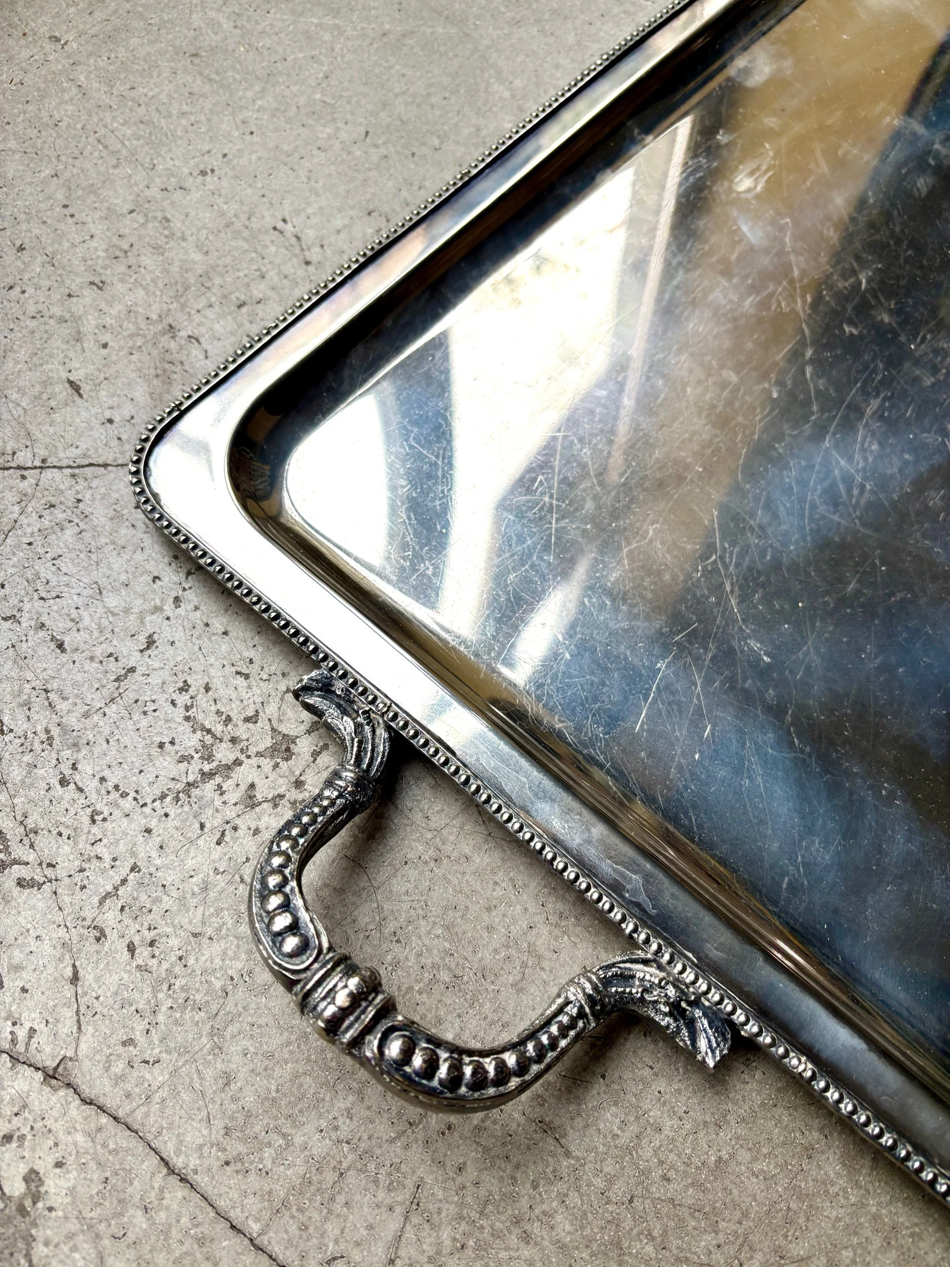 plateau-metal-argente-couronne-perlee-accessoire-table-decoration-vintage-axs-design-paris-france