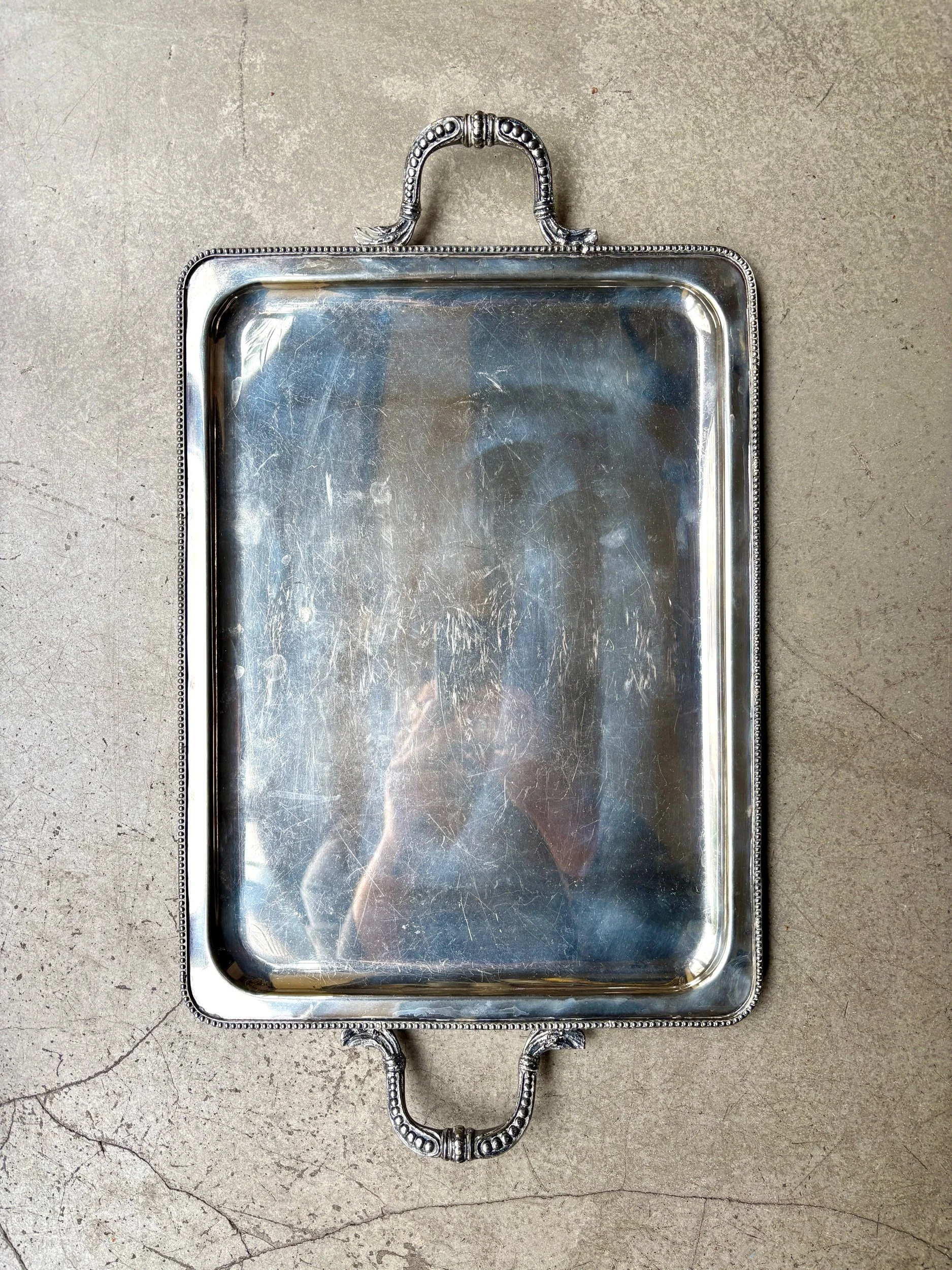 plateau-metal-argente-couronne-perlee-accessoire-table-decoration-vintage-axs-design-paris-france