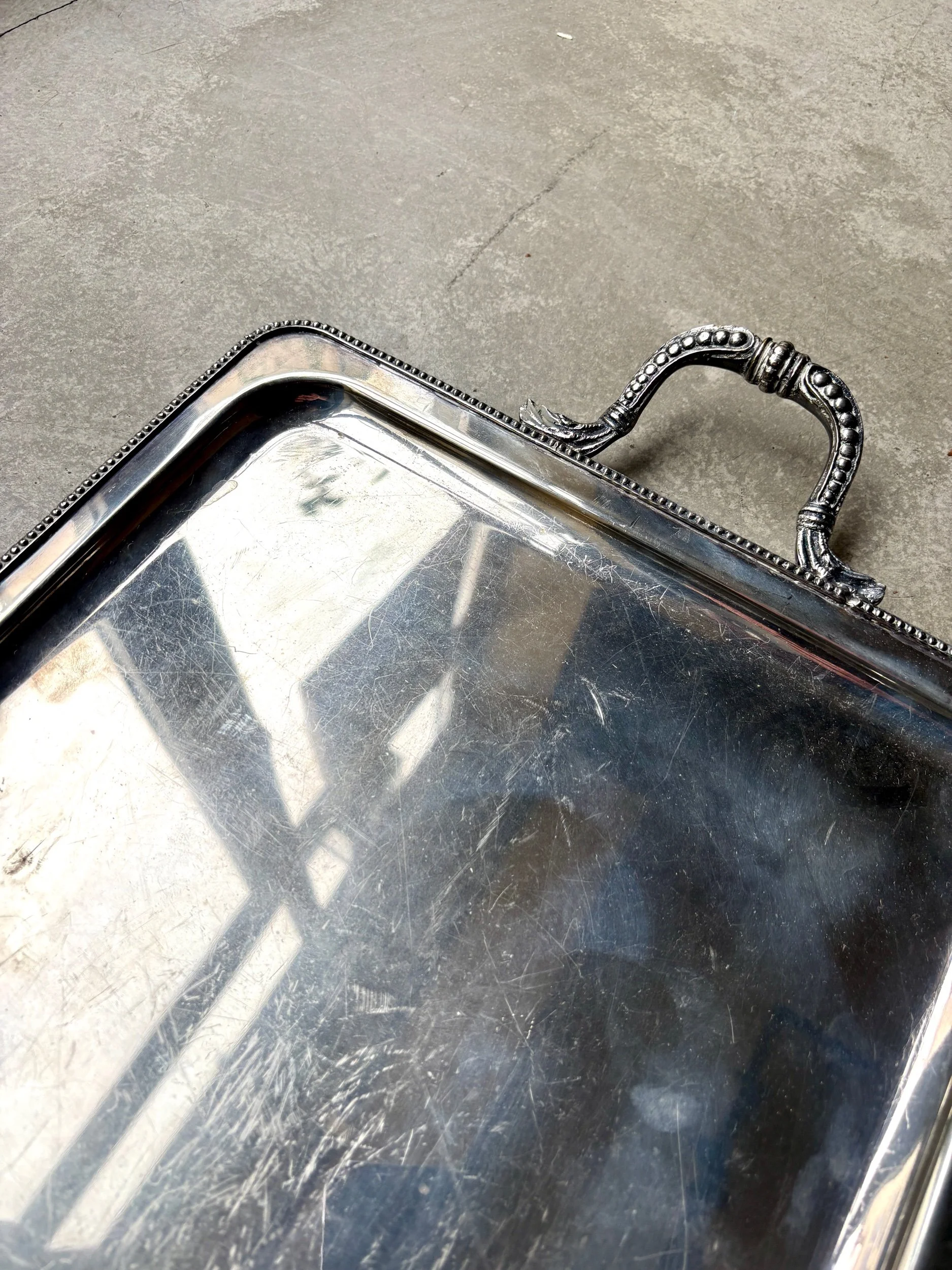 plateau-metal-argente-couronne-perlee-accessoire-table-decoration-vintage-axs-design-paris-france