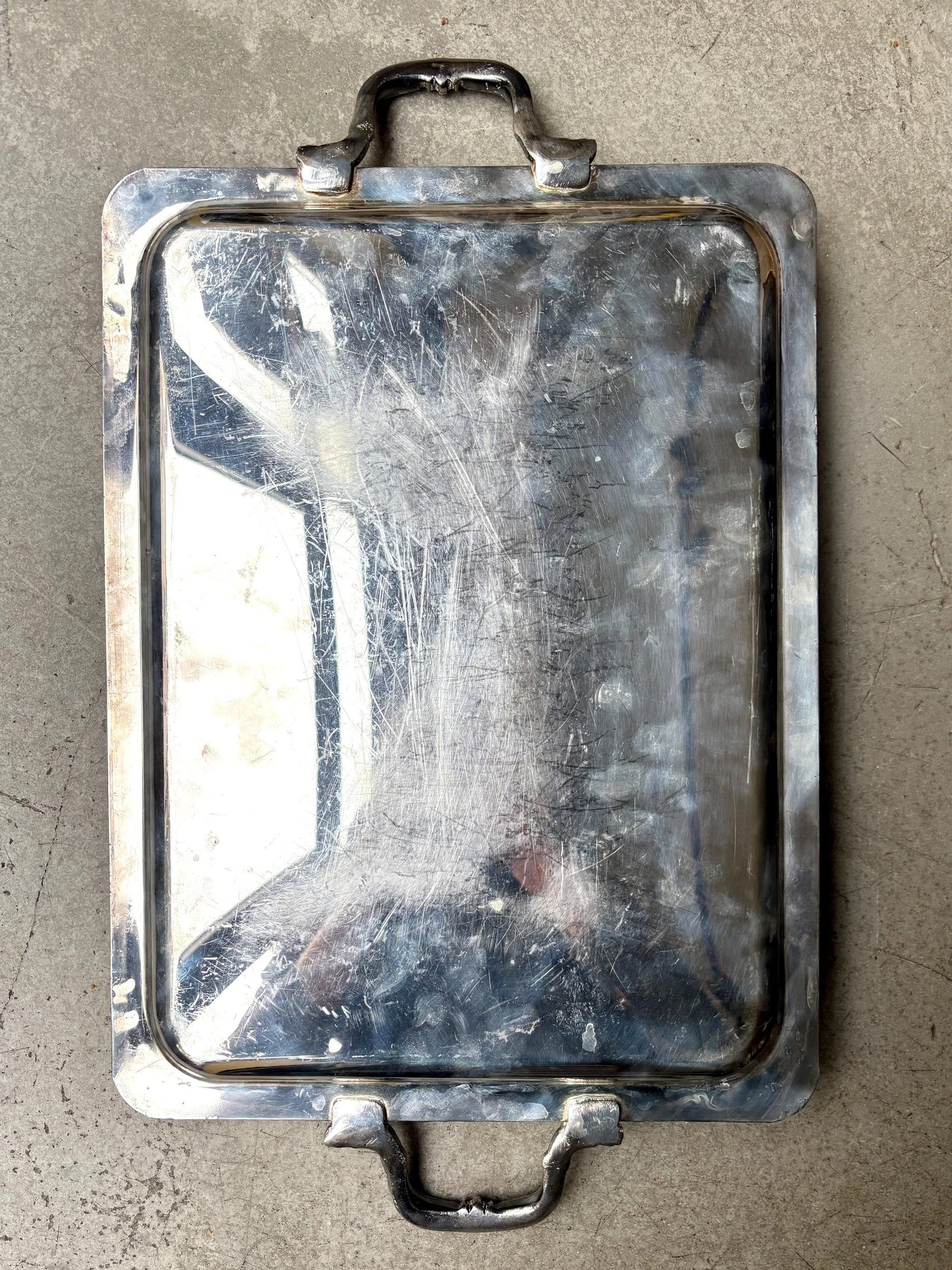 plateau-metal-argente-couronne-perlee-accessoire-table-decoration-vintage-axs-design-paris-france