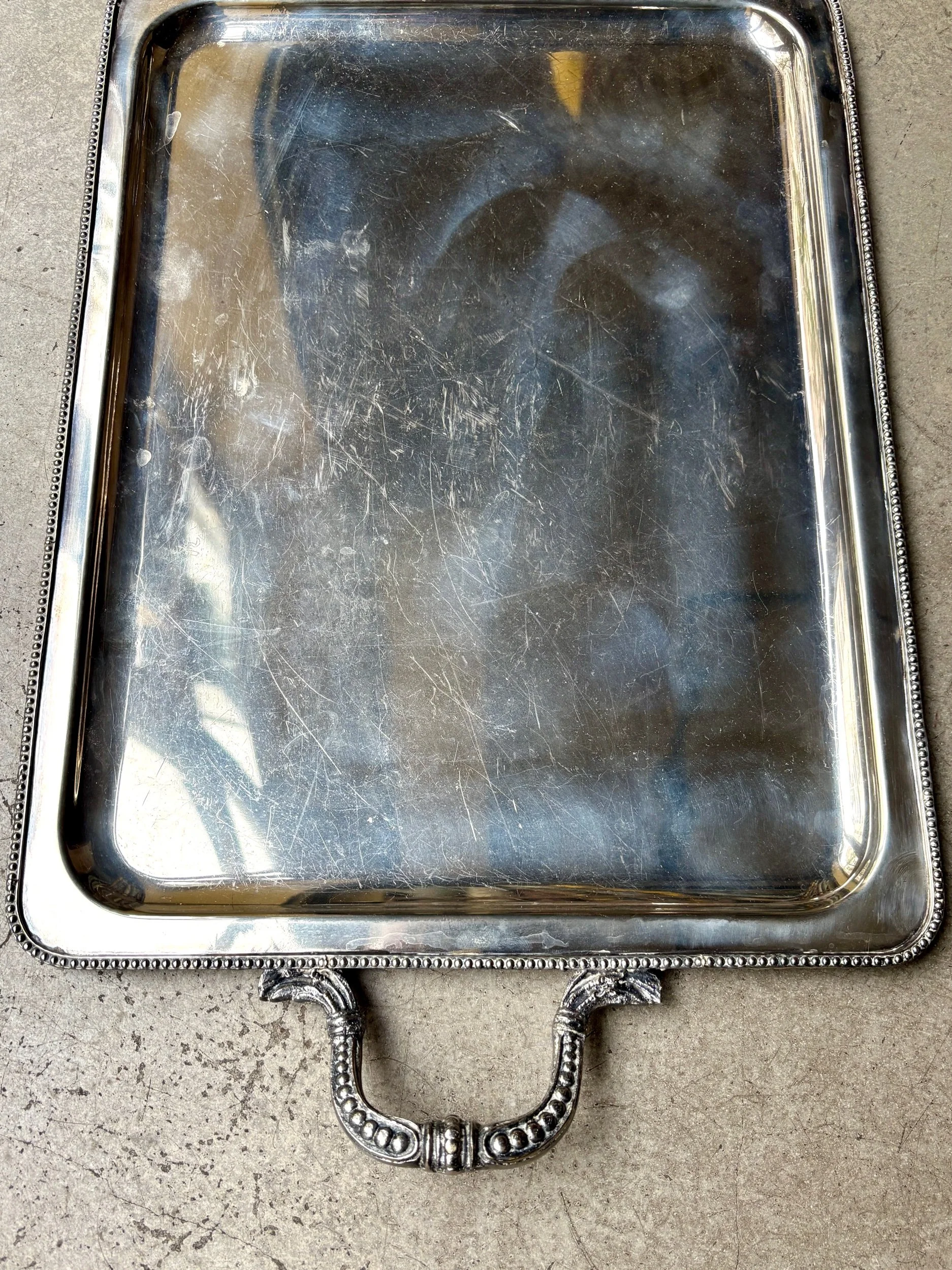 plateau-metal-argente-couronne-perlee-accessoire-table-decoration-vintage-axs-design-paris-france