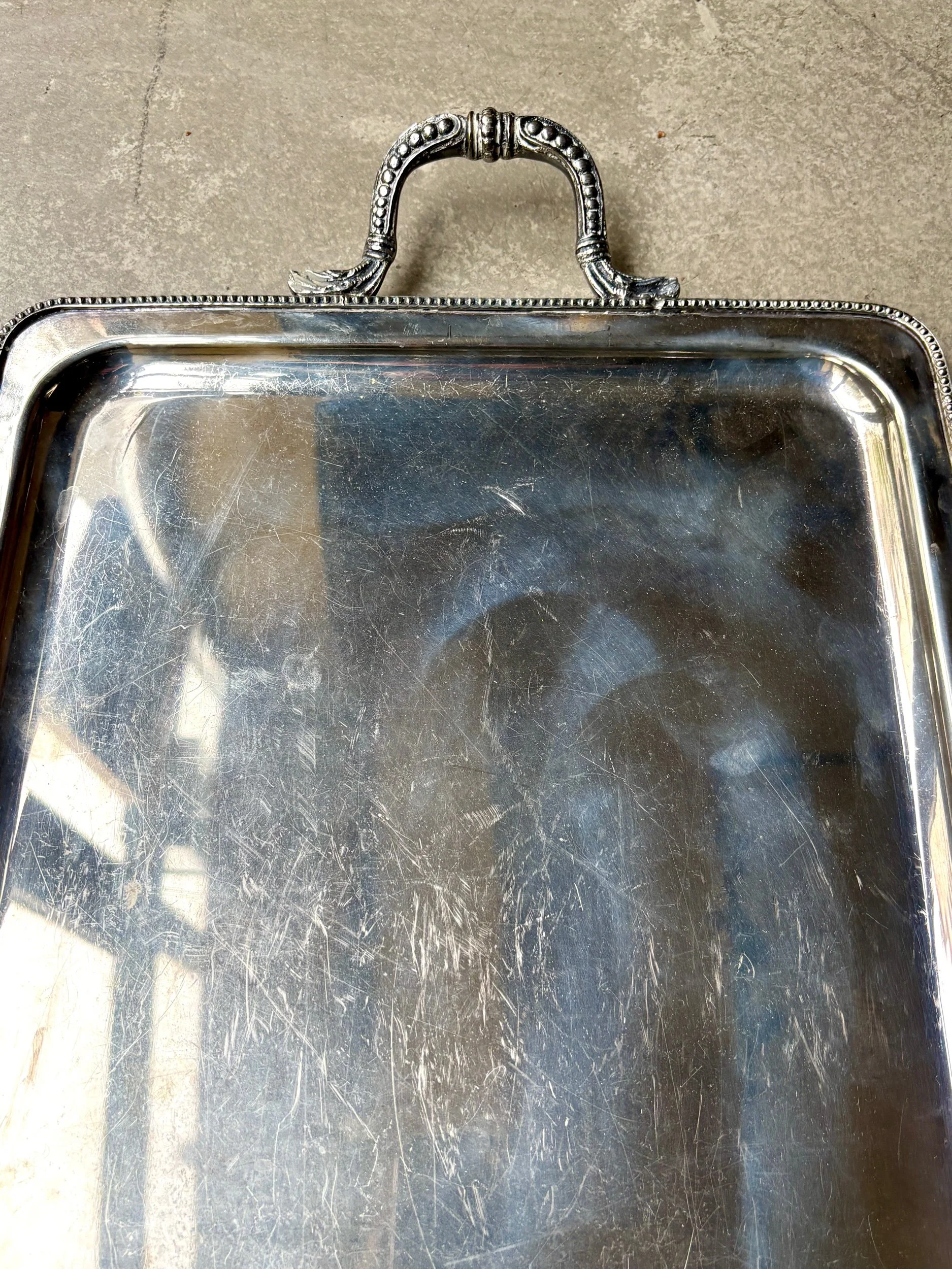 plateau-metal-argente-couronne-perlee-accessoire-table-decoration-vintage-axs-design-paris-france