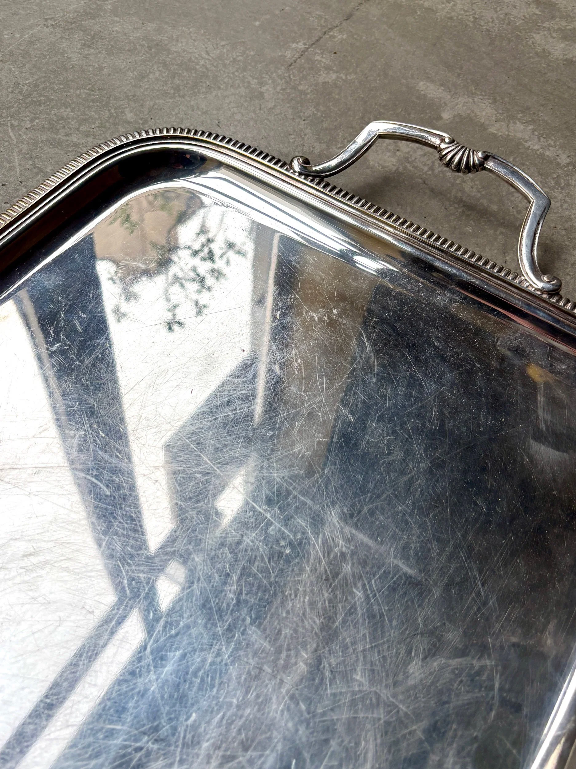 plateau-rectangulaire-metal-argente-coquille-vaisselle-vintage-axs-design-paris-france