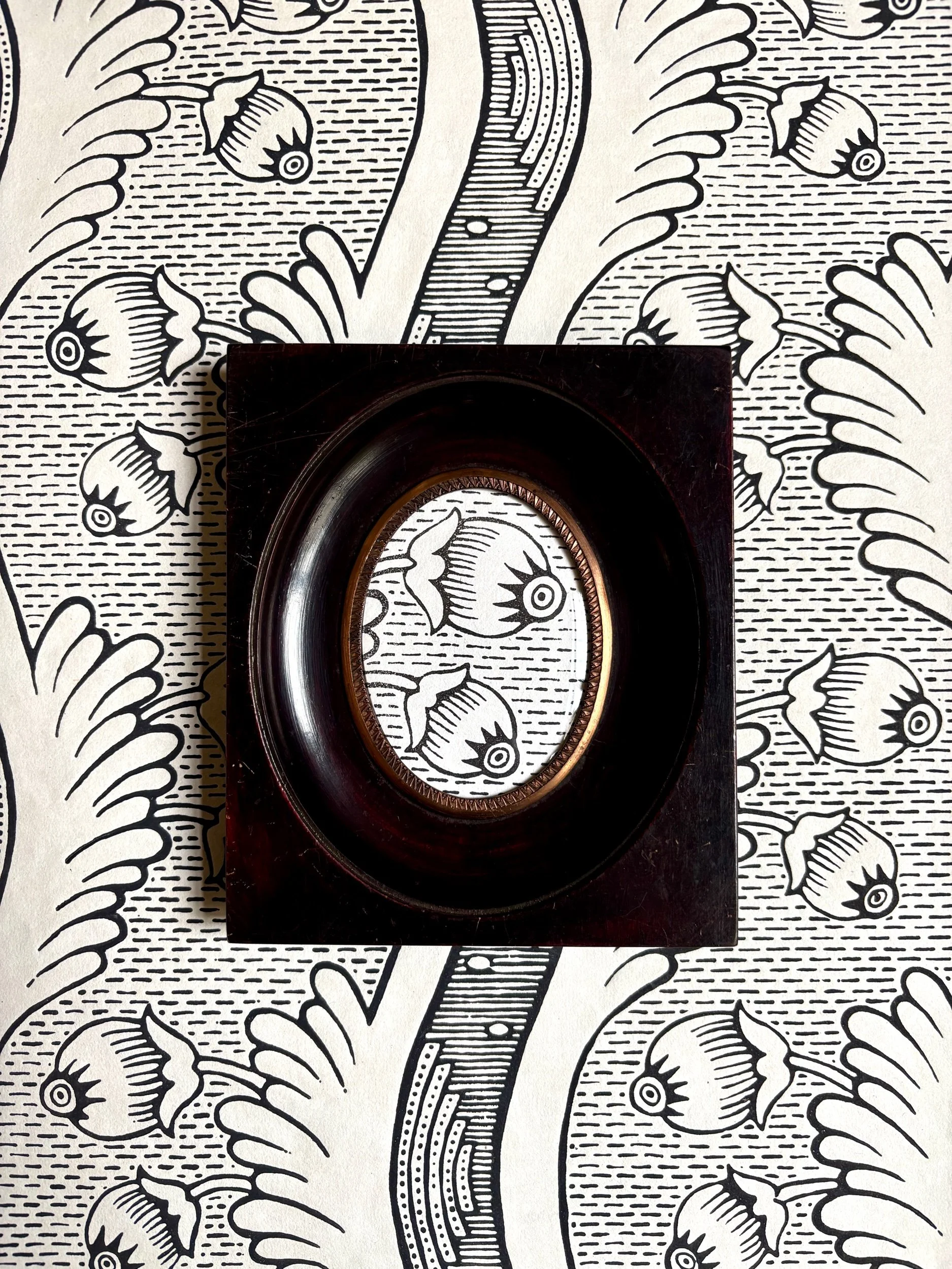 Cadre-bois-fonce-papier-dominote-antoinette-poisson-grenades-2-decoration-vintage-axs-design-paris-france