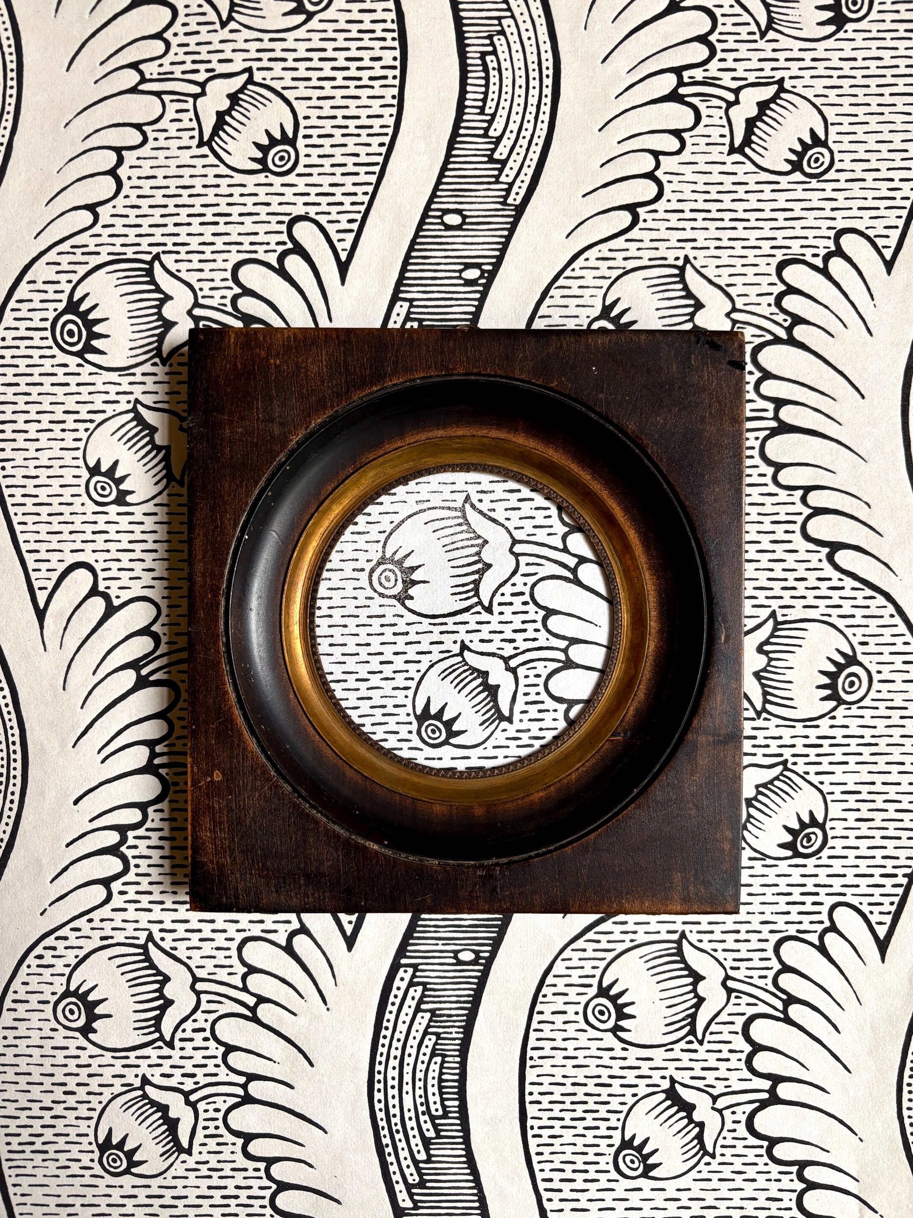 cadre-bois-fonce-papier-dominote-antoinette-poisson-grenades-1-decoration-vintage-axs-design-paris-france