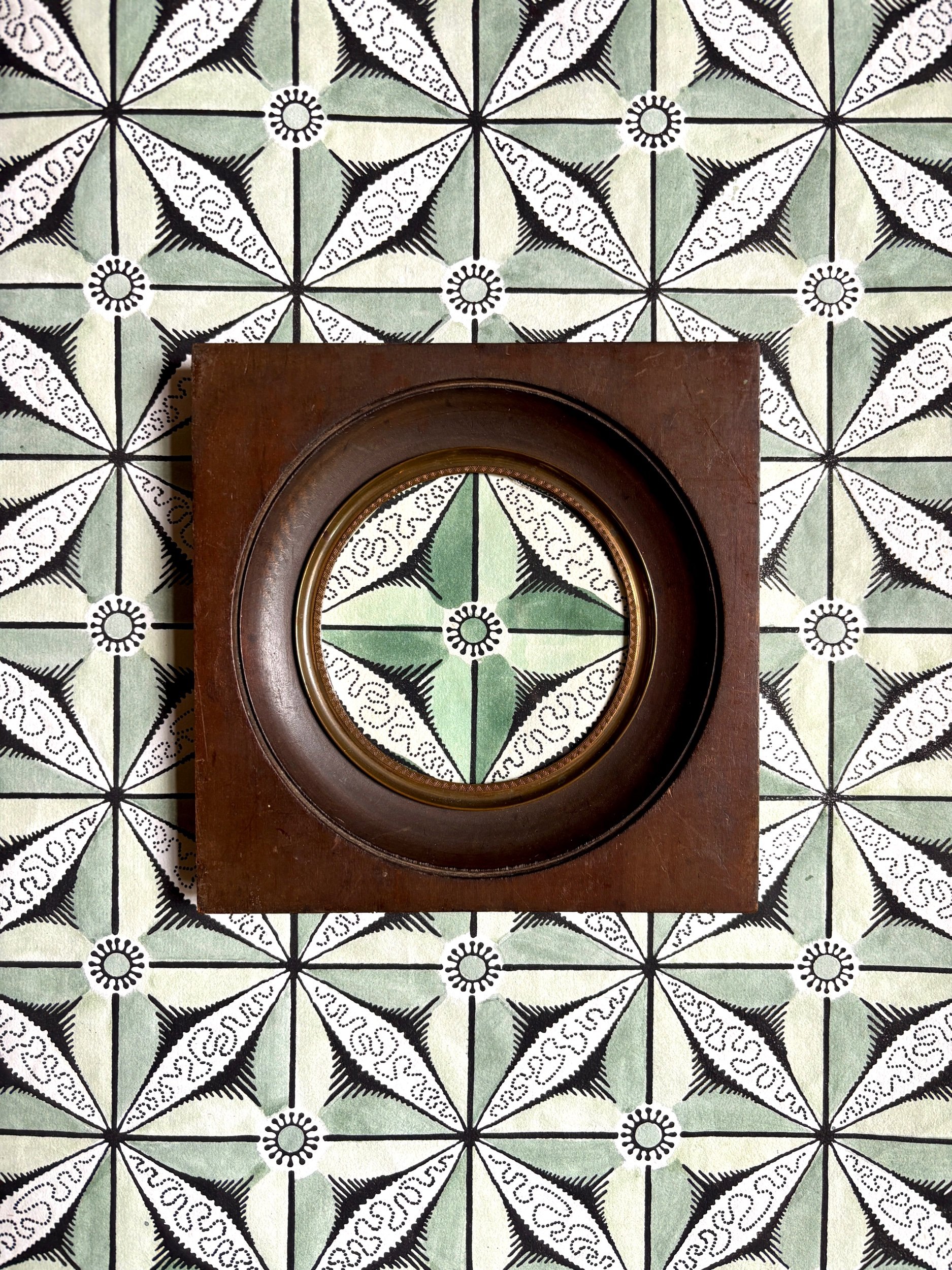 Cadre-bois-fonce-papier-dominote-antoinette-poisson-mezieres-decoration-vintage-axs-design-paris-france