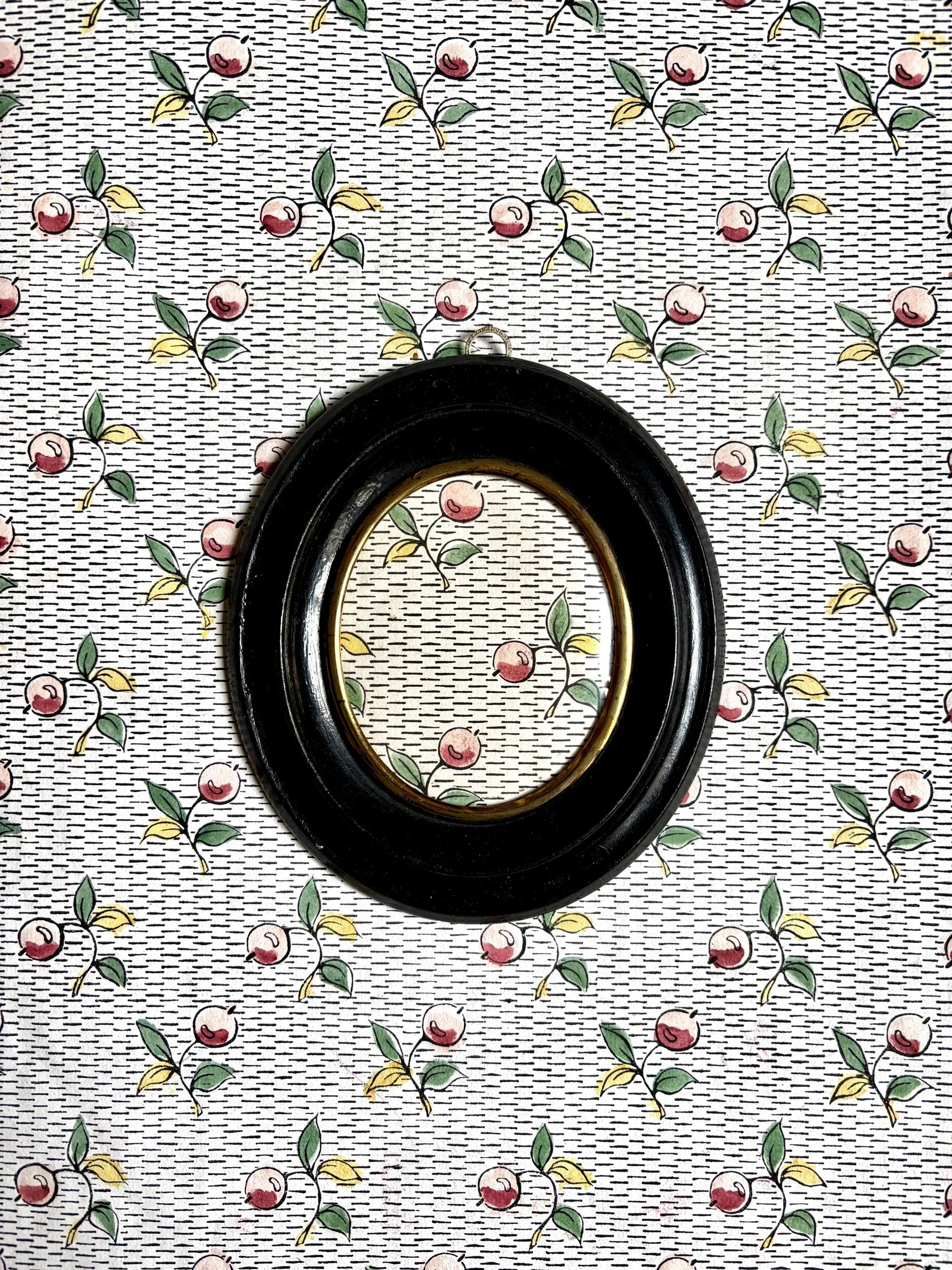 cadre-ovale-noir-napoleon-iii-papier-dominote-antoinette-poisson-baies-vintage-axs-design-paris-france