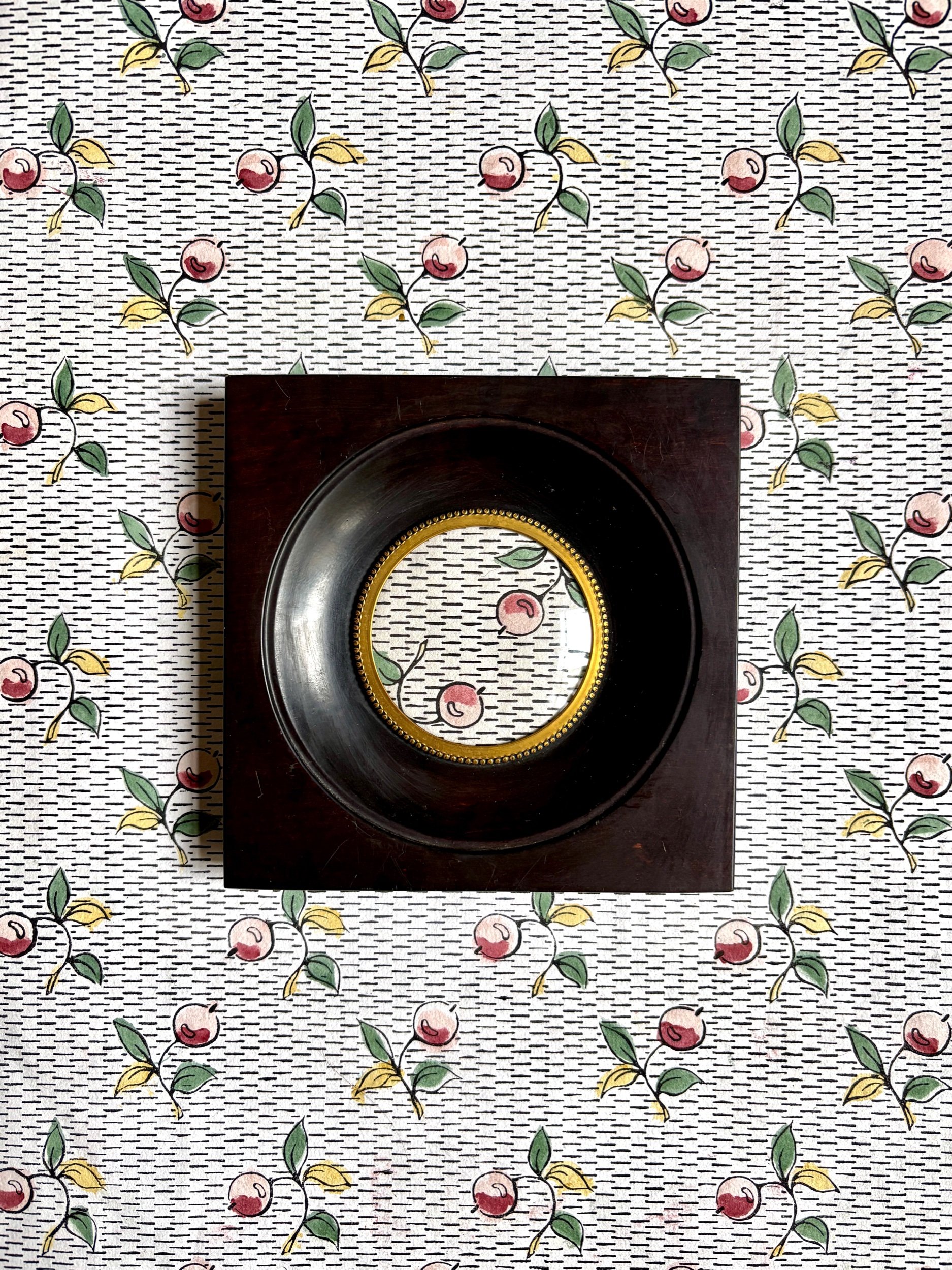 cadre-noir-napoleon-iii-papier-dominote-antoinette-poisson-baies-vintage-axs-design-paris-france