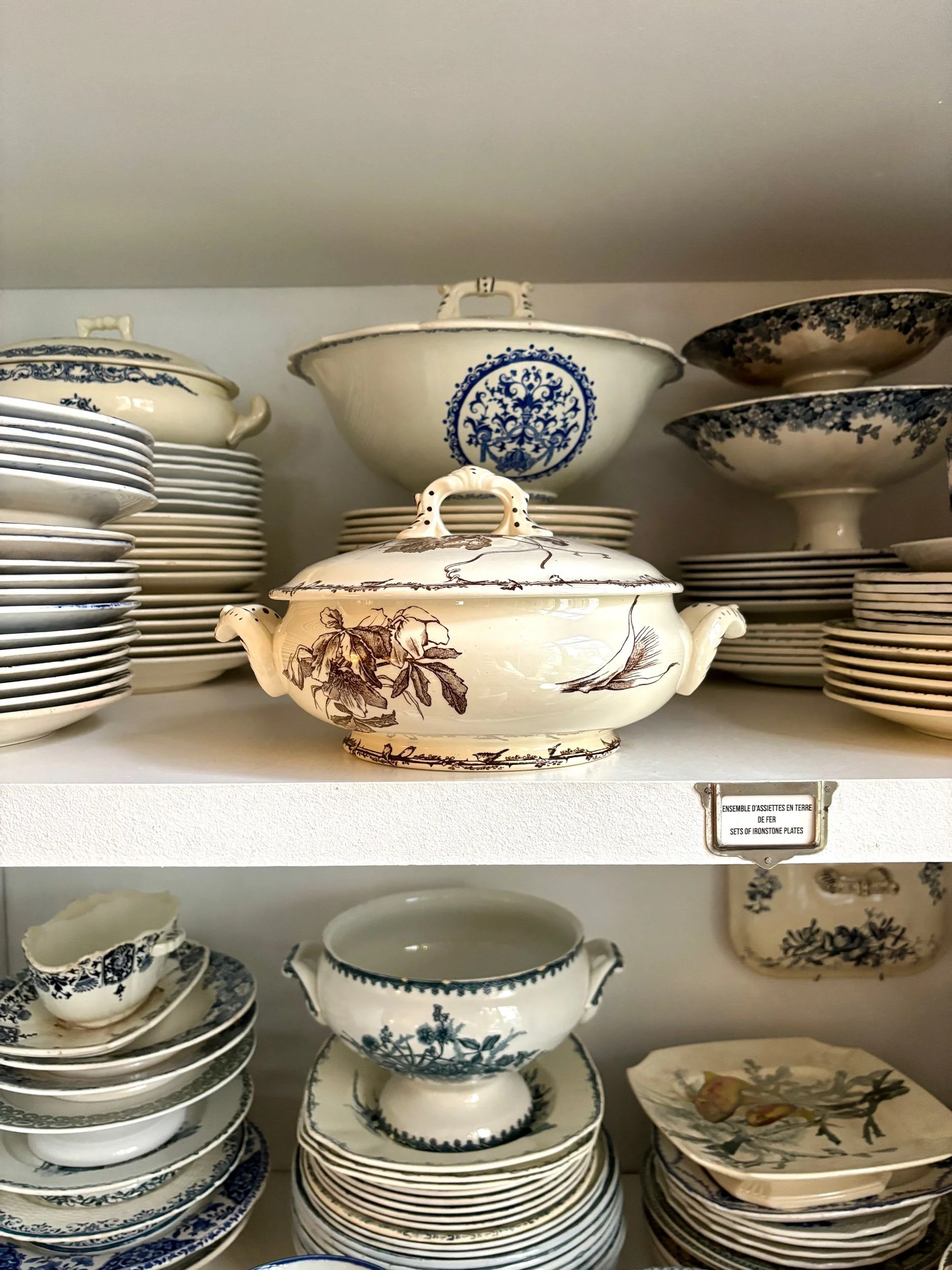 petite-soupiere-hb-cie-terre-de-fer-marron-vaisselle-vintage-axs-design-paris-france