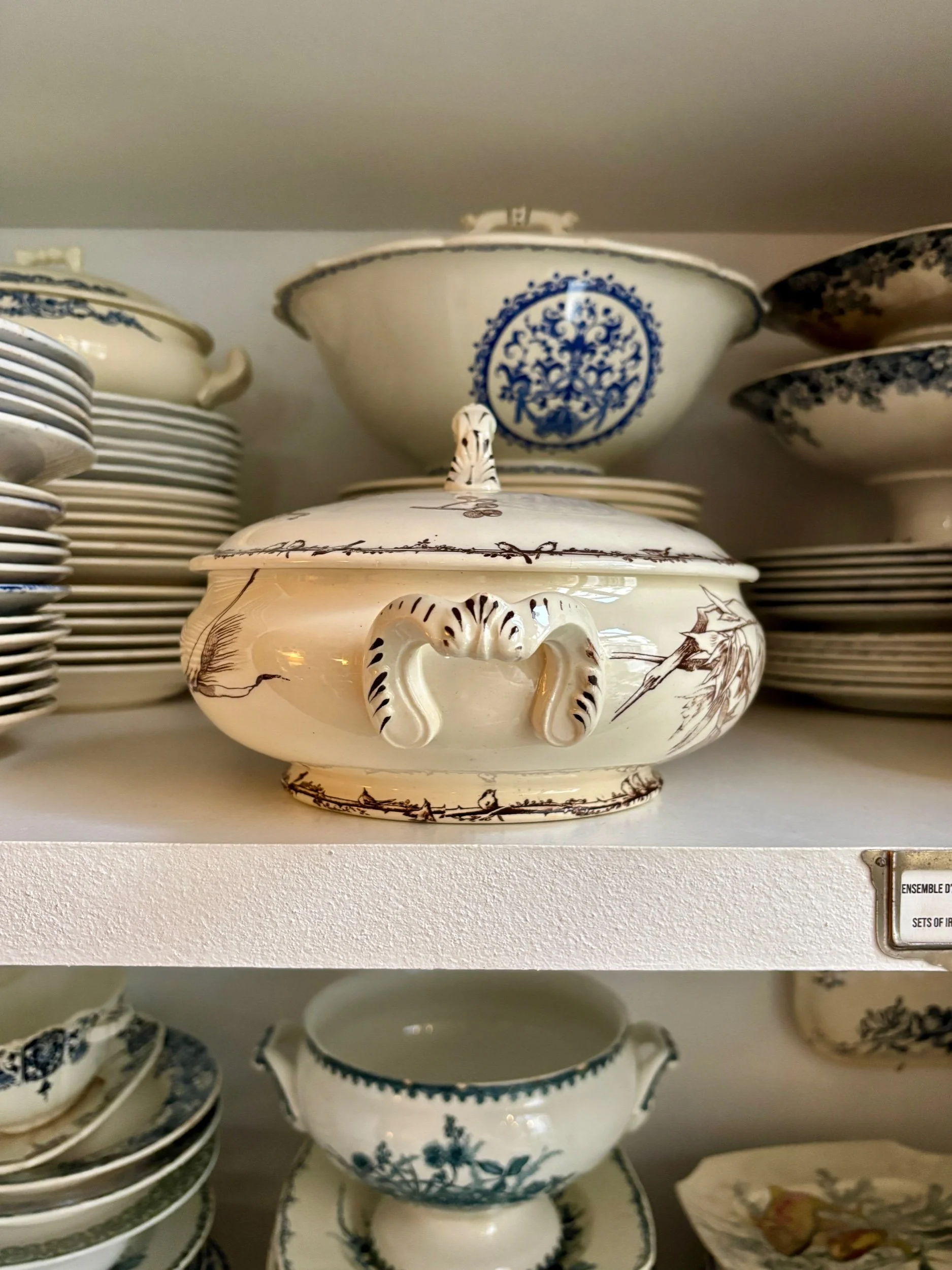 petite-soupiere-hb-cie-terre-de-fer-marron-vaisselle-vintage-axs-design-paris-france