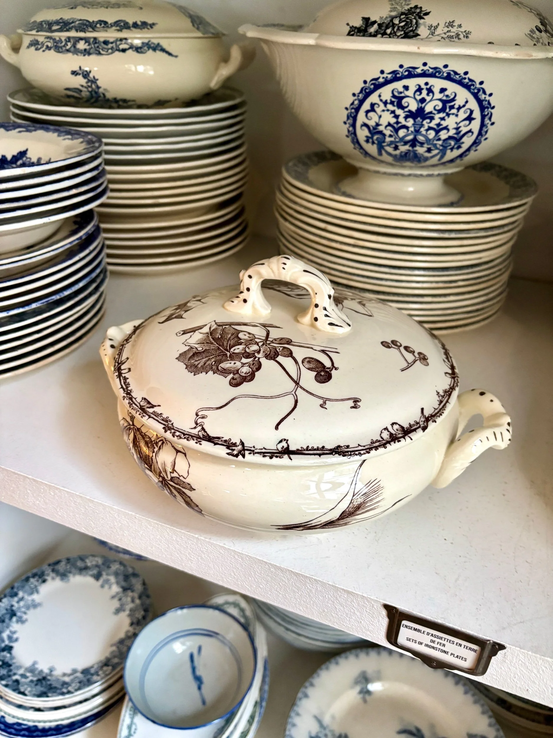 petite-soupiere-hb-cie-terre-de-fer-marron-vaisselle-vintage-axs-design-paris-france