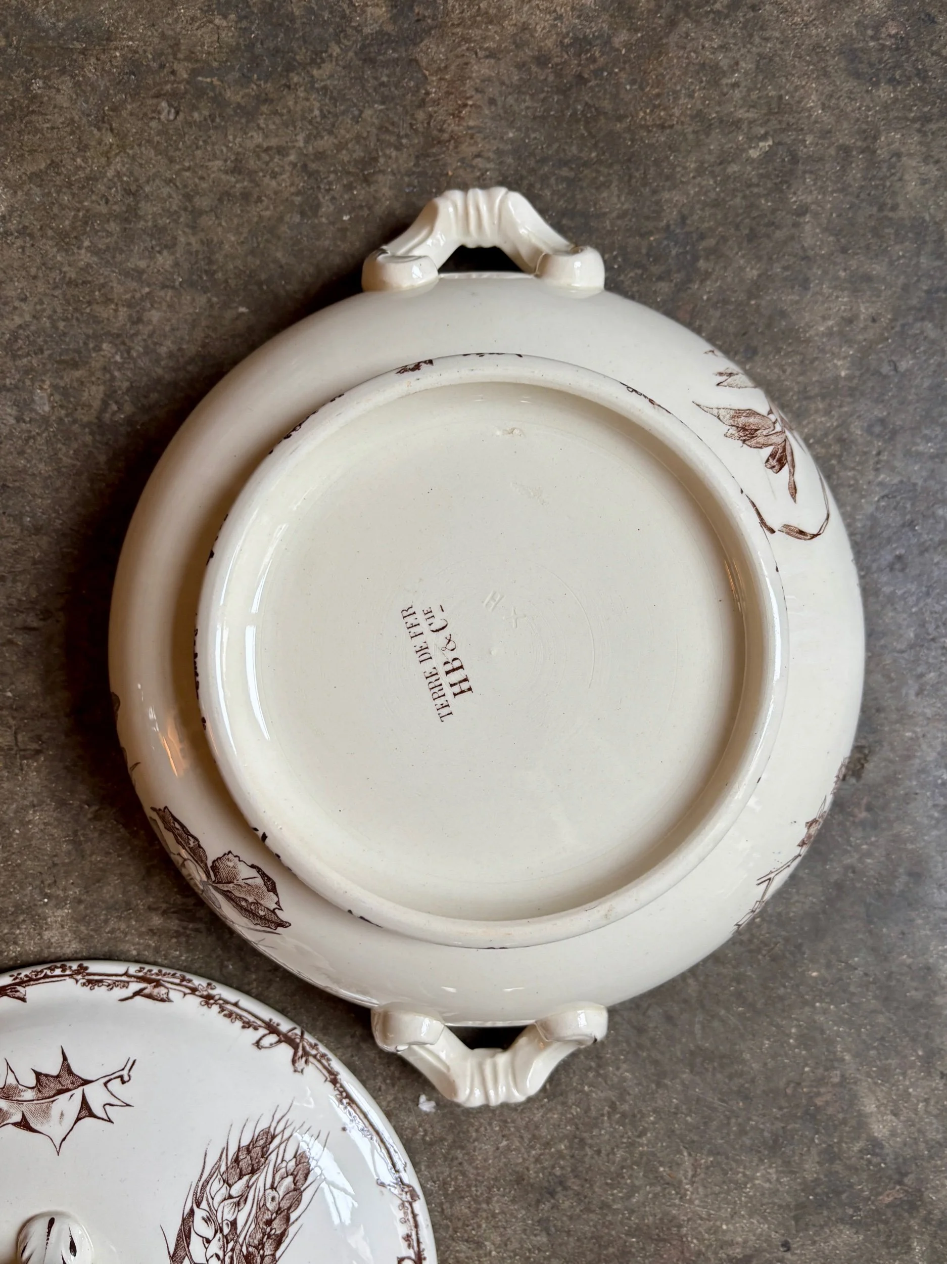 petite-soupiere-hb-cie-terre-de-fer-marron-vaisselle-vintage-axs-design-paris-france