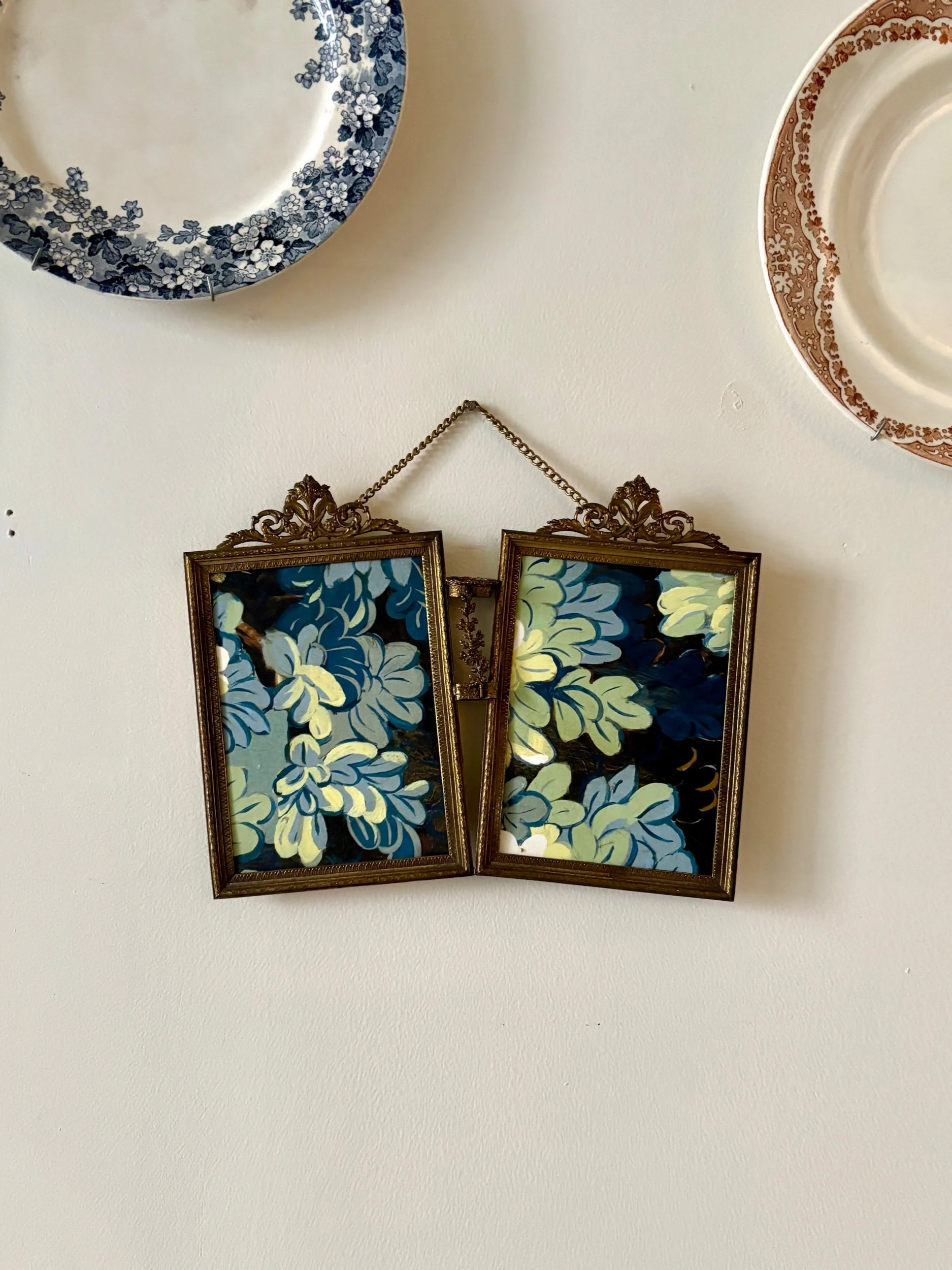 Cadre diptyque en métal doré et papier peint "Joli bois" Antoinette Poisson