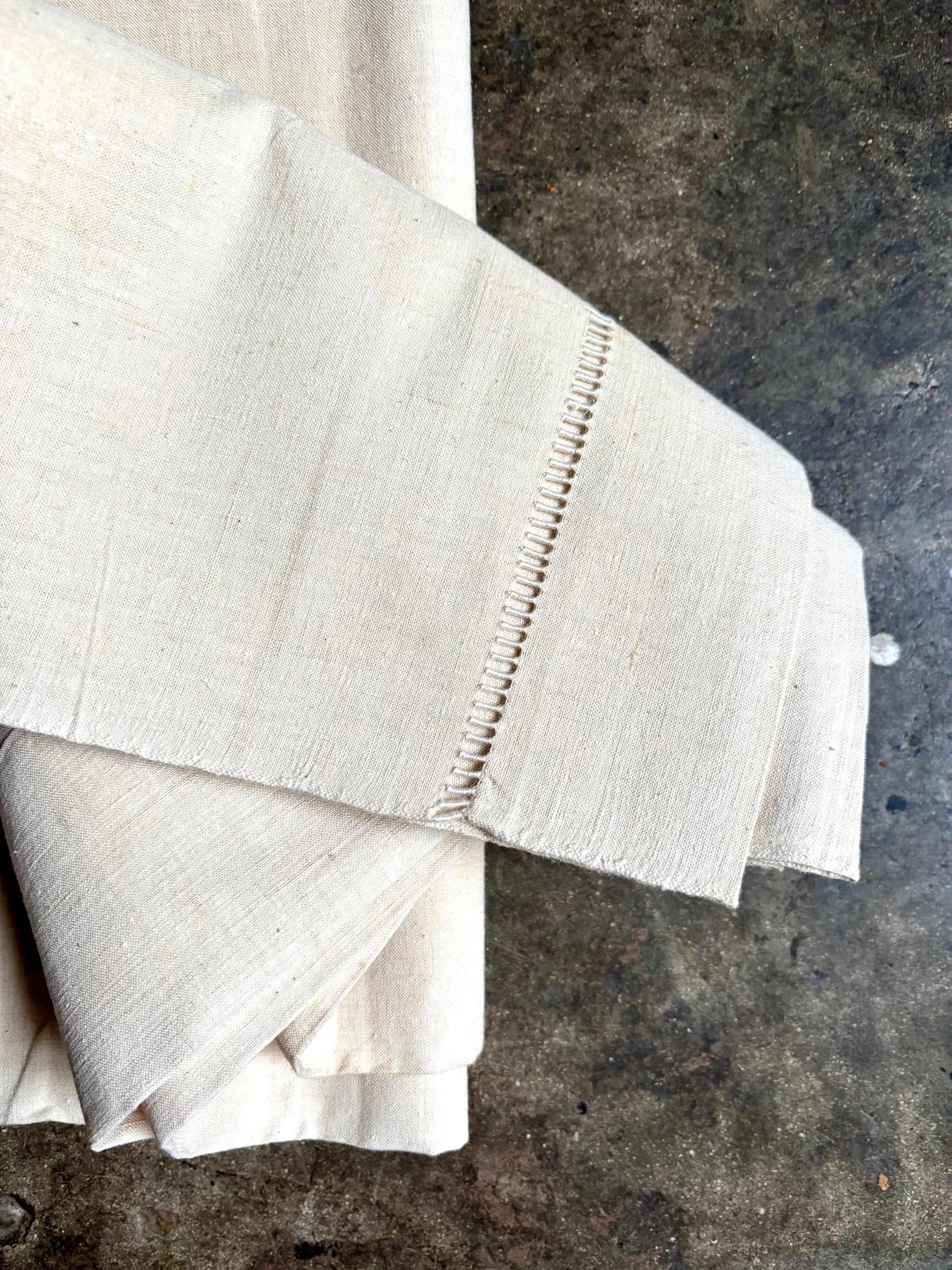 drap-metis-lin-coton-jour-venise-monogramme-beige-linge-maison-decoration-vintage-axs-design-paris-france