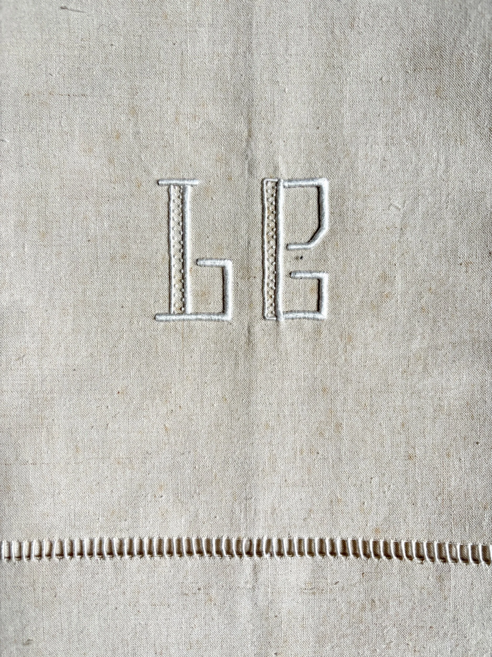 drap-metis-lin-coton-jour-venise-monogramme-beige-linge-maison-decoration-vintage-axs-design-paris-france