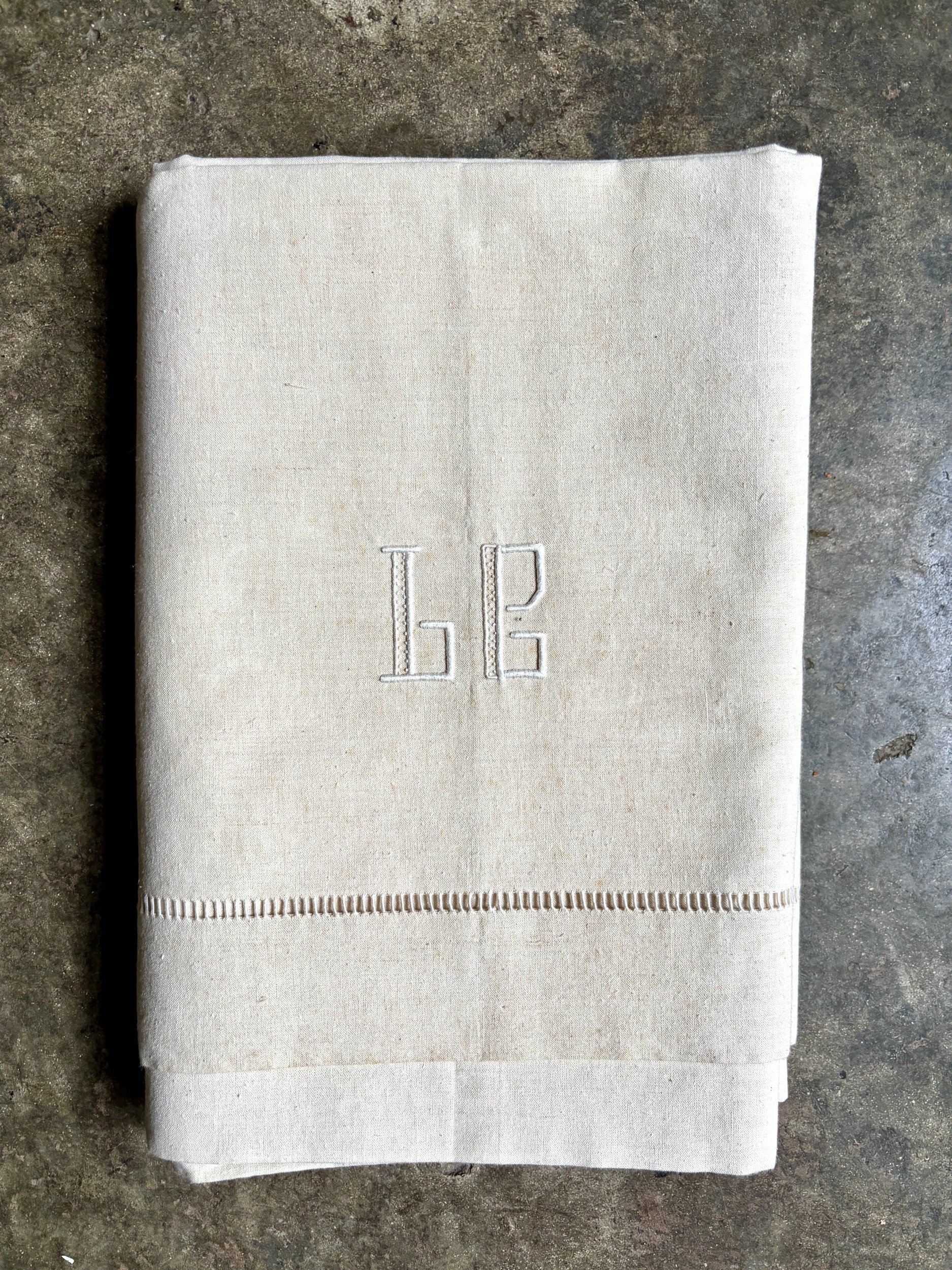 drap-metis-lin-coton-jour-venise-monogramme-beige-linge-maison-decoration-vintage-axs-design-paris-france