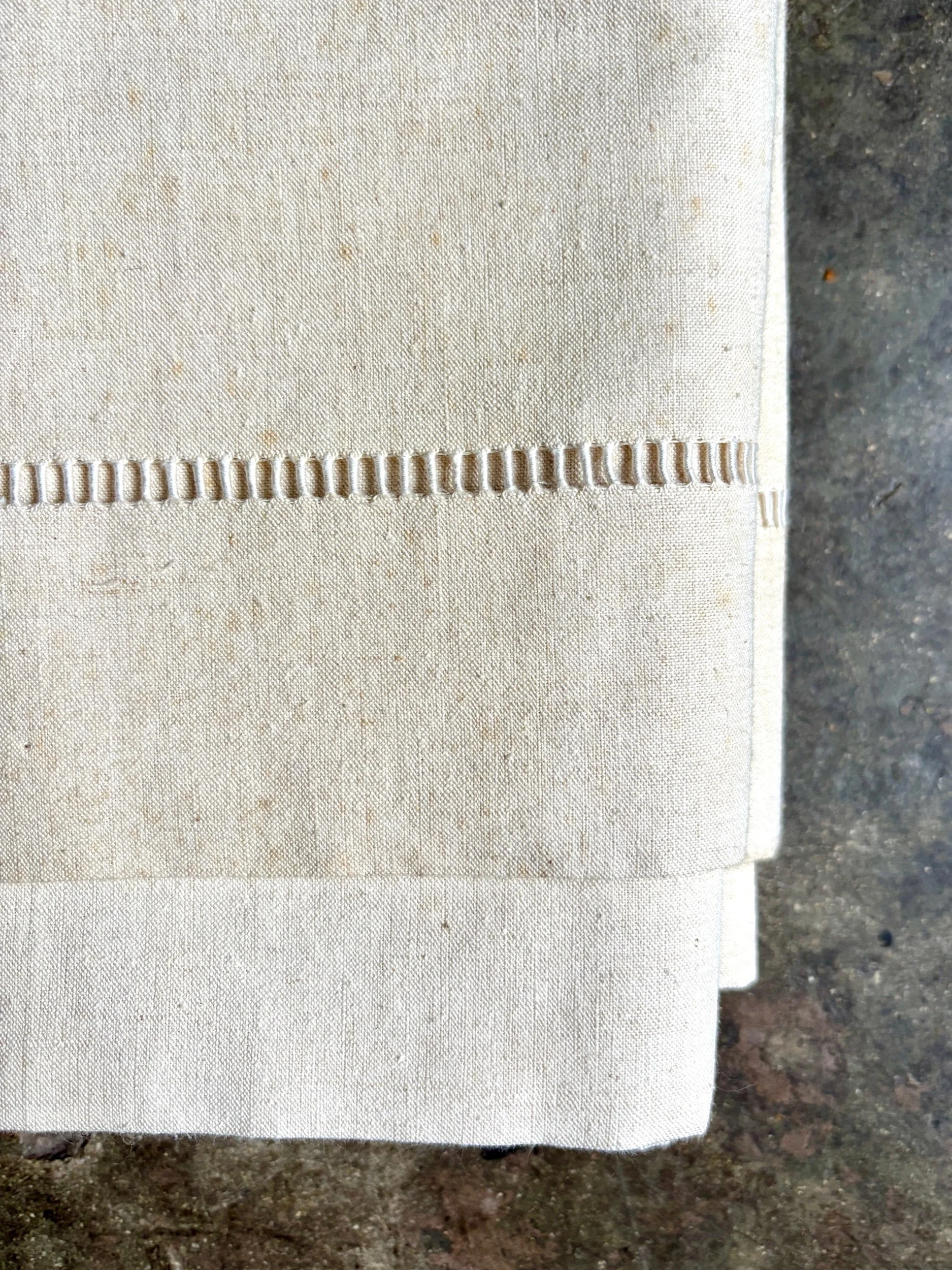 drap-metis-lin-coton-jour-venise-monogramme-beige-linge-maison-decoration-vintage-axs-design-paris-france